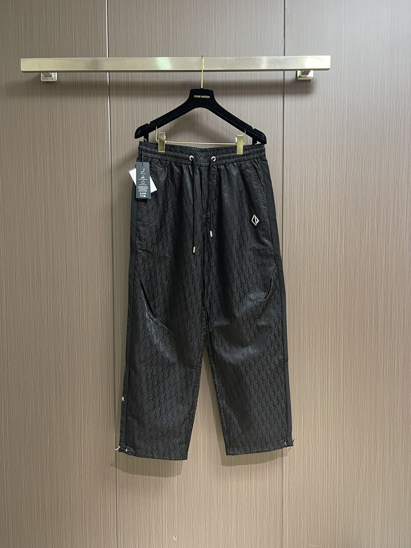 NO:537682,Dior 2025SS early autumn layer classic dark flower casual pants, from the perspective of material, are made of polyester, with excellent texture, not only have excellent drape, but also have good wear resistance and wrinkle resistance, and are very convenient for daily wear. The design is very attentive, with double dark flowers all over the body, low-key and full of detail. Under the light, the dark flowers appear and exudes a unique high-end charm. The drawstring design at the waist, paired with a metal rope head with a logo, not only ensures the comfort and fit during wear, but also adds brand recognition to the whole. The brand logo on the side is simple and eye-catching, highlighting classic and fashionable. The style is a loose wide-leg shape, which is very friendly to various leg shapes, which can modify the defects of the leg shape and bring a free and unrestrained wear experience. Size XS-L, dior, alexander wang19860909Dior 2025SS早秋层经典暗花休闲裤,从材质来看,采用涤纶打造,质感上乘,不仅有着出色的垂坠感,还具备良好的耐磨性与抗皱性,日常穿着打理都很方便.设计上十分用心,通体的双层暗花,低调又充满细节感,在光线照射下,暗花若隐若现,散发着独特的高级韵味.腰间的抽绳设计,搭配带有标识的金属绳头,既保证了穿着时的舒适度与贴合度,又为整体增添了品牌辨识度.侧边的品牌标识,简洁醒目,彰显着的经典与时尚.版型是宽松的阔腿型,对各种腿型都很友好,能够修饰腿型缺陷,同时带来自在无拘的穿着体验.尺码XS-L,,dior,alexander wang,Men's clothing