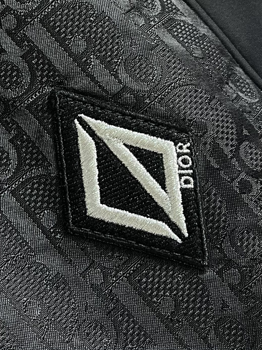 Dior 2025SS早秋层经典暗花休闲裤，从材质来看，采用100％涤纶打造，质感上乘，不仅有着出色的垂