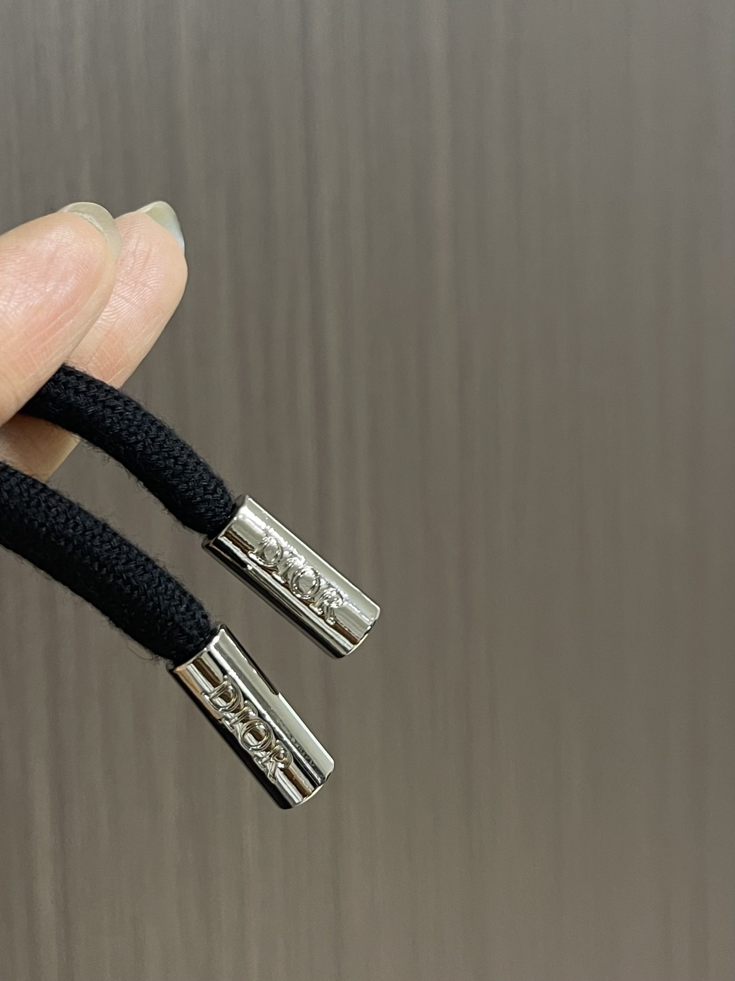 Dior 2025SS早秋层经典暗花休闲裤，从材质来看，采用100％涤纶打造，质感上乘，不仅有着出色的垂