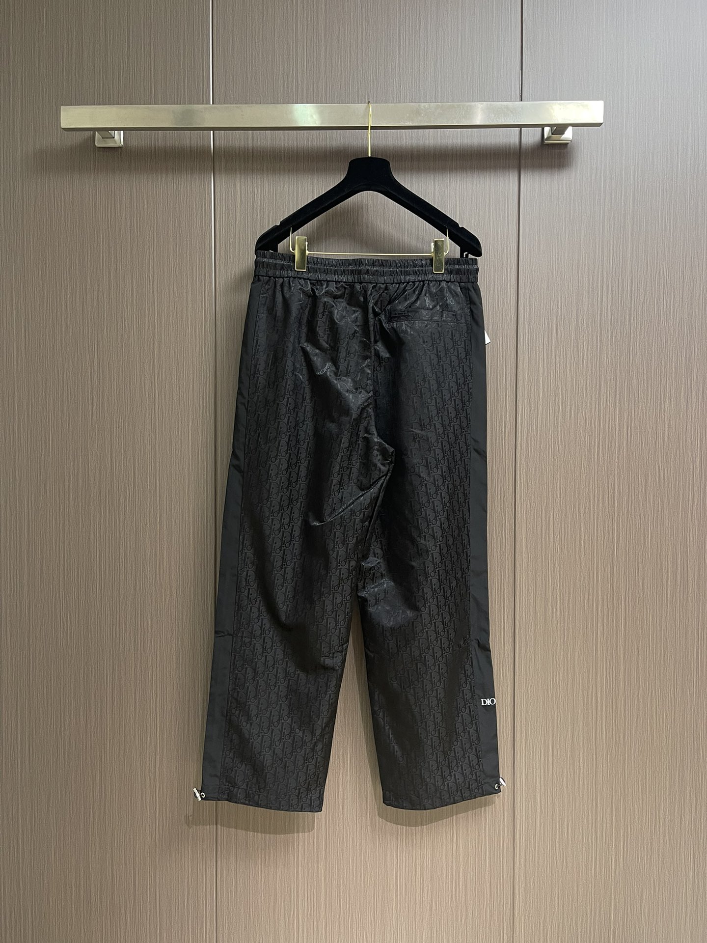 Dior 2025SS早秋层经典暗花休闲裤，从材质来看，采用100％涤纶打造，质感上乘，不仅有着出色的垂