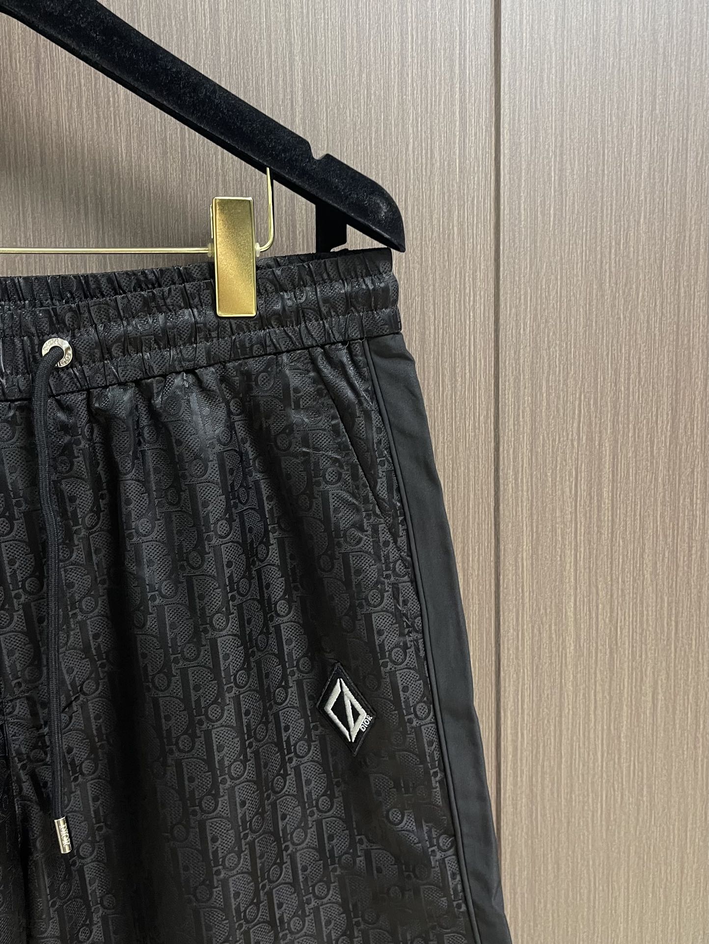 Dior 2025SS早秋层经典暗花休闲裤，从材质来看，采用100％涤纶打造，质感上乘，不仅有着出色的垂