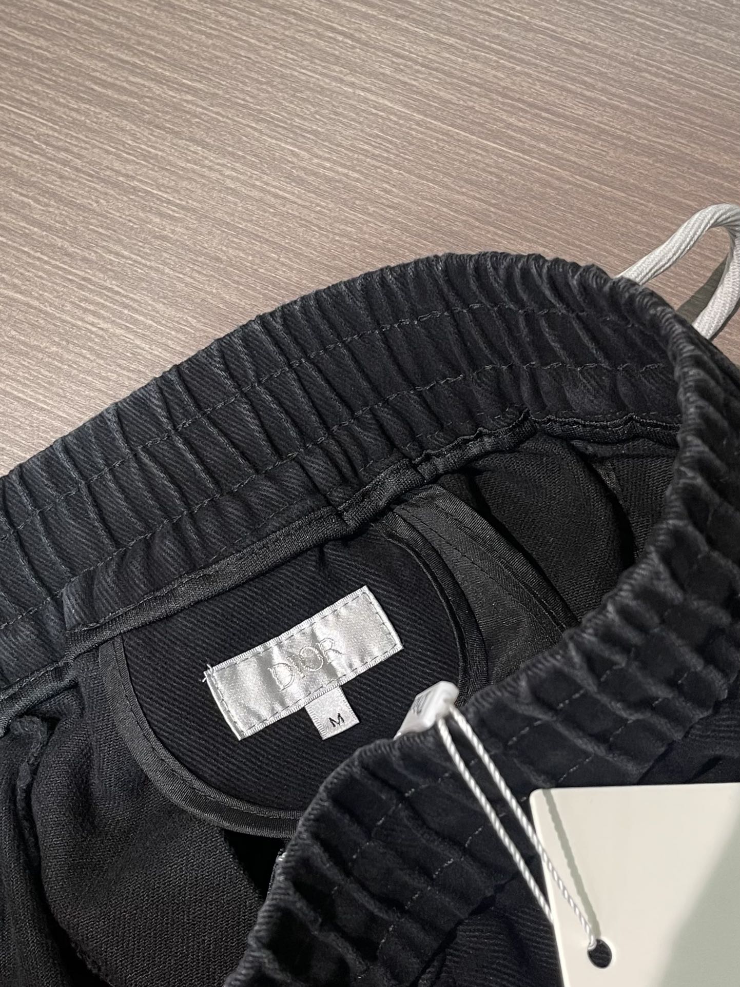 Dior 口袋拼接重工洗水阔腿休闲裤，精选优质全棉面料，经重工洗水工艺处理，自带复古做旧质感，触感柔软又