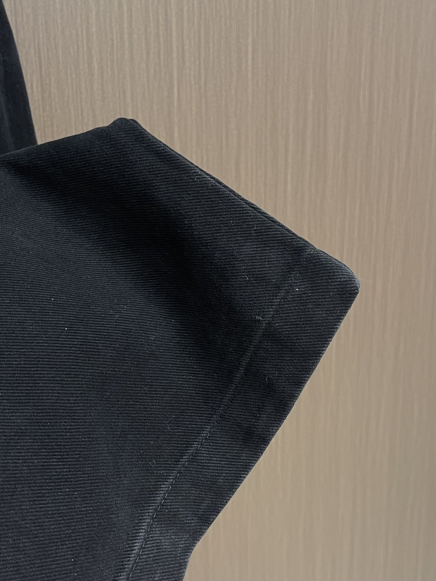 Dior 口袋拼接重工洗水阔腿休闲裤，精选优质全棉面料，经重工洗水工艺处理，自带复古做旧质感，触感柔软又