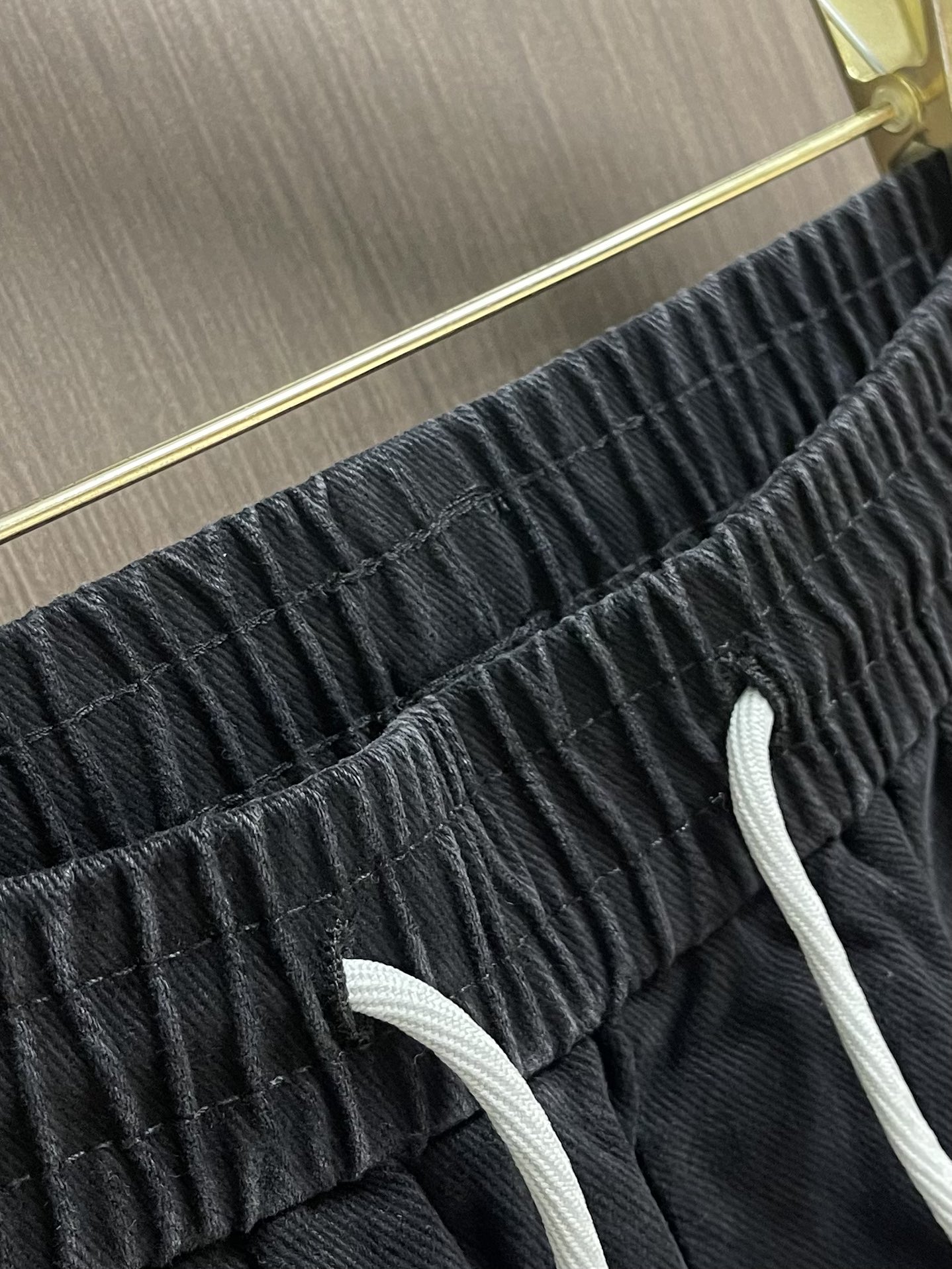 Dior 口袋拼接重工洗水阔腿休闲裤，精选优质全棉面料，经重工洗水工艺处理，自带复古做旧质感，触感柔软又