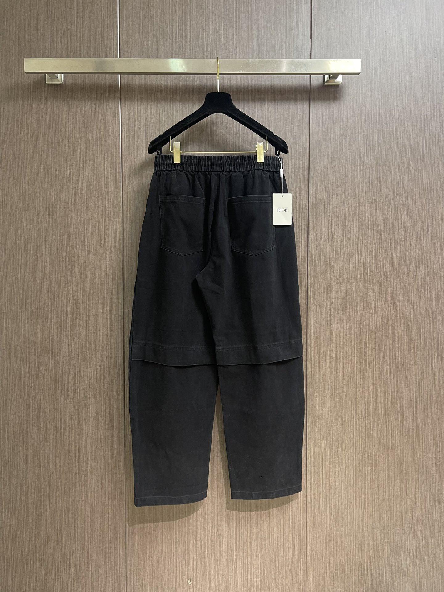 Dior 口袋拼接重工洗水阔腿休闲裤，精选优质全棉面料，经重工洗水工艺处理，自带复古做旧质感，触感柔软又
