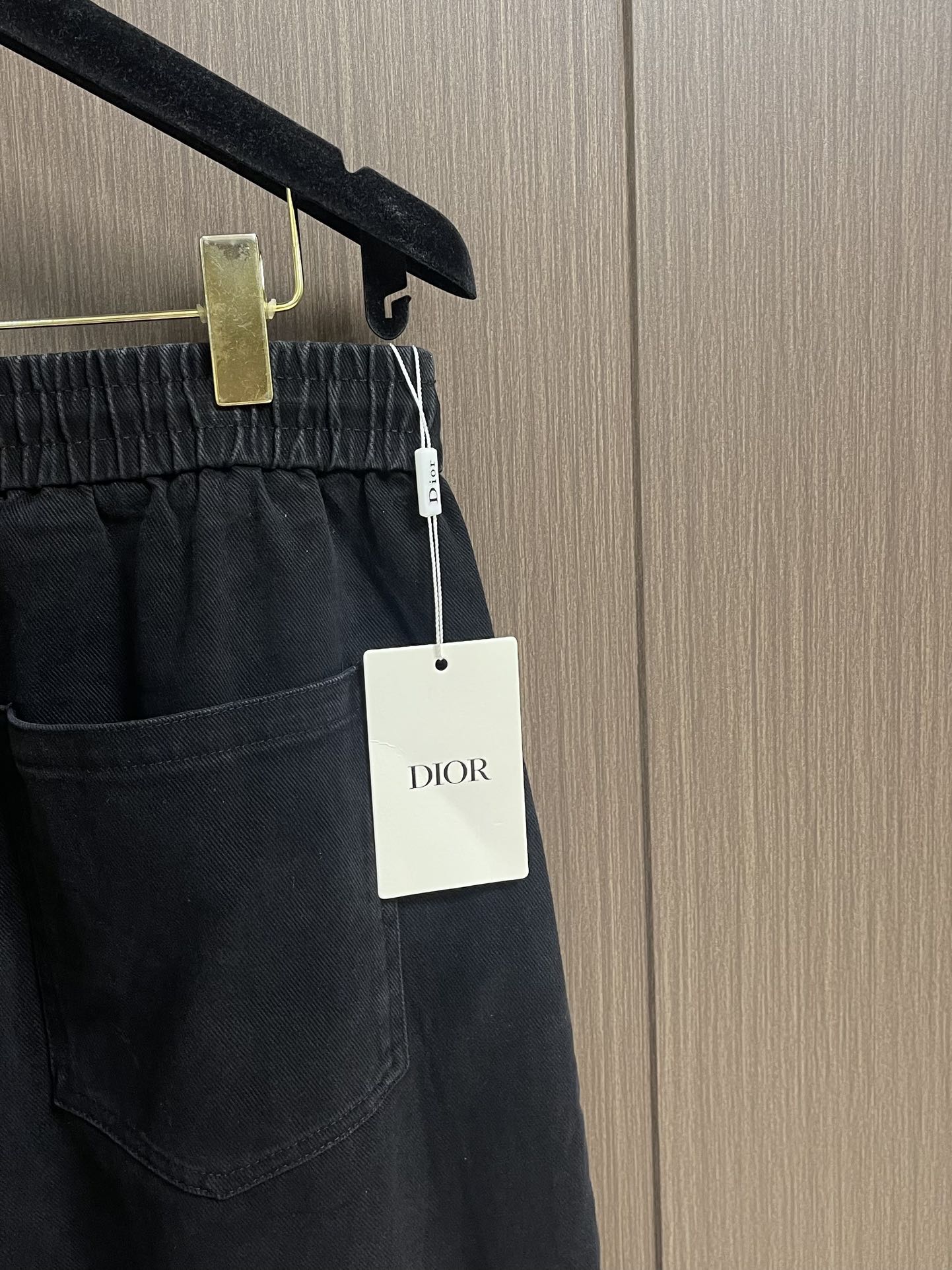 Dior 口袋拼接重工洗水阔腿休闲裤，精选优质全棉面料，经重工洗水工艺处理，自带复古做旧质感，触感柔软又