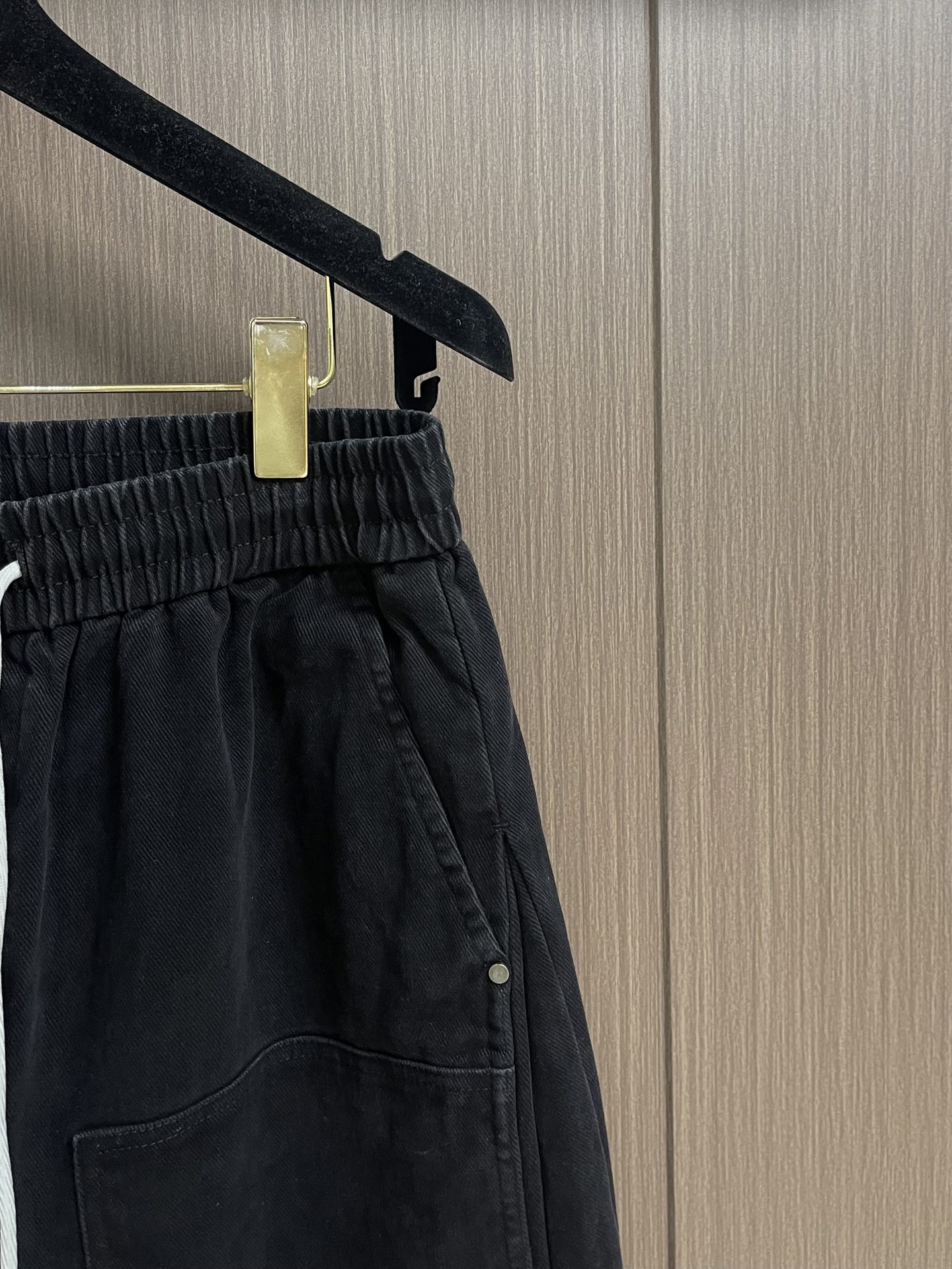 Dior 口袋拼接重工洗水阔腿休闲裤，精选优质全棉面料，经重工洗水工艺处理，自带复古做旧质感，触感柔软又