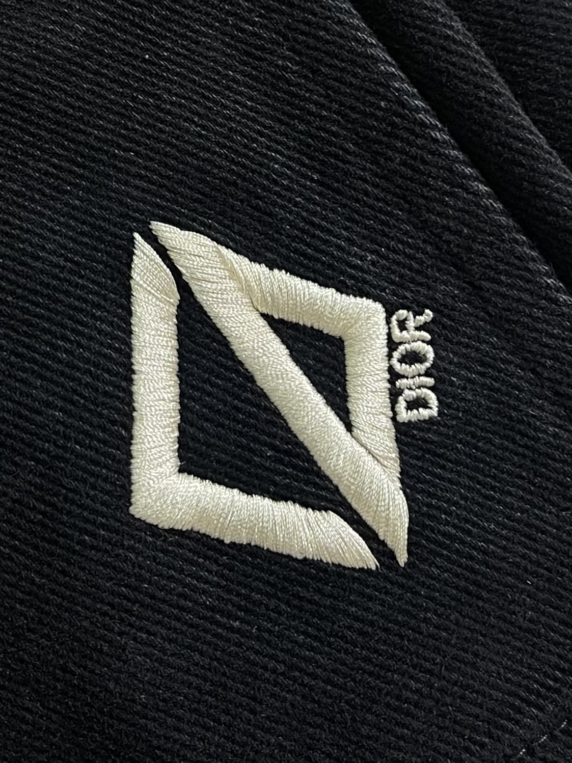 Dior 口袋拼接重工洗水阔腿休闲裤，精选优质全棉面料，经重工洗水工艺处理，自带复古做旧质感，触感柔软又