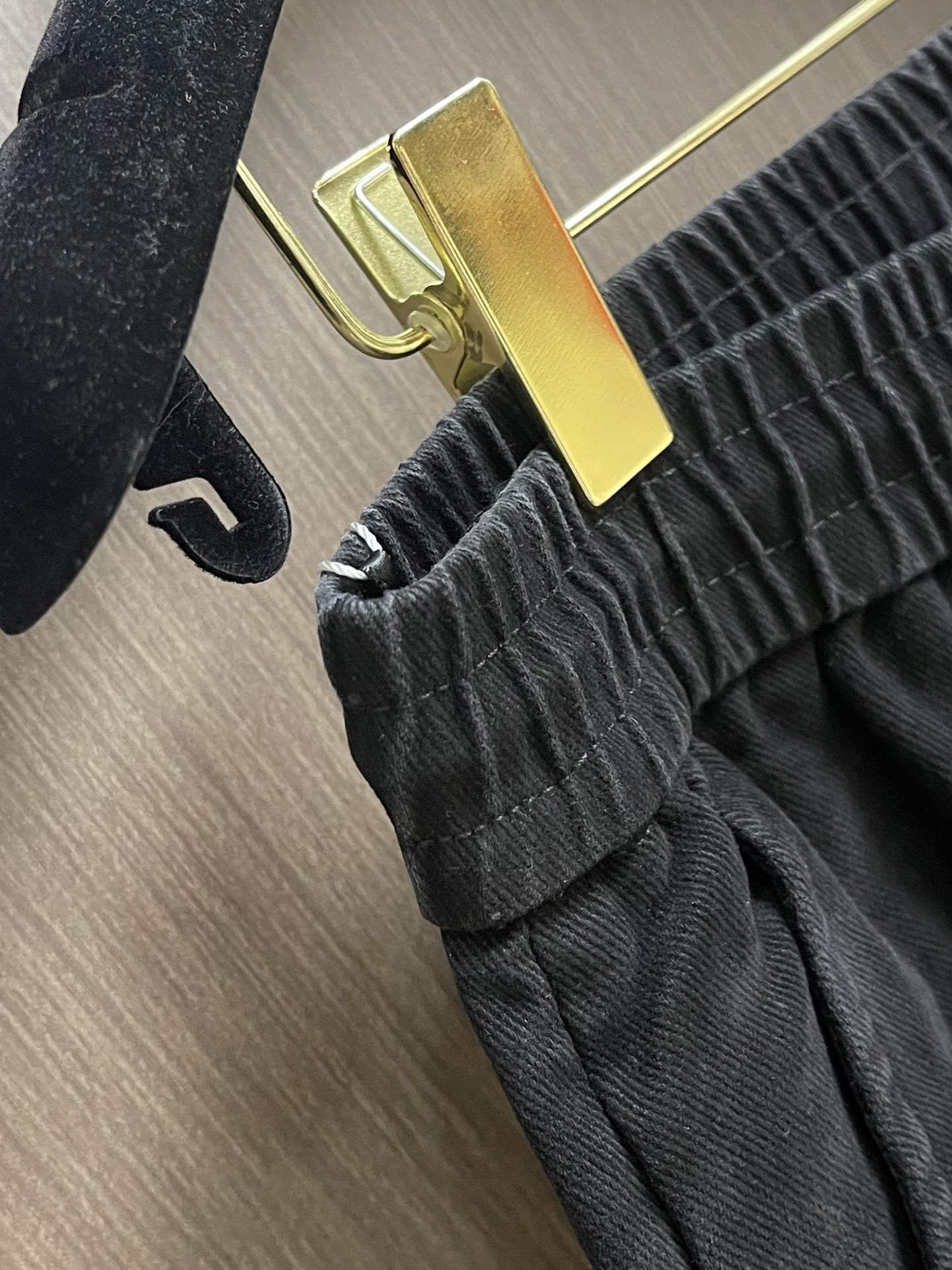 Dior 口袋拼接重工洗水阔腿休闲裤，精选优质全棉面料，经重工洗水工艺处理，自带复古做旧质感，触感柔软又