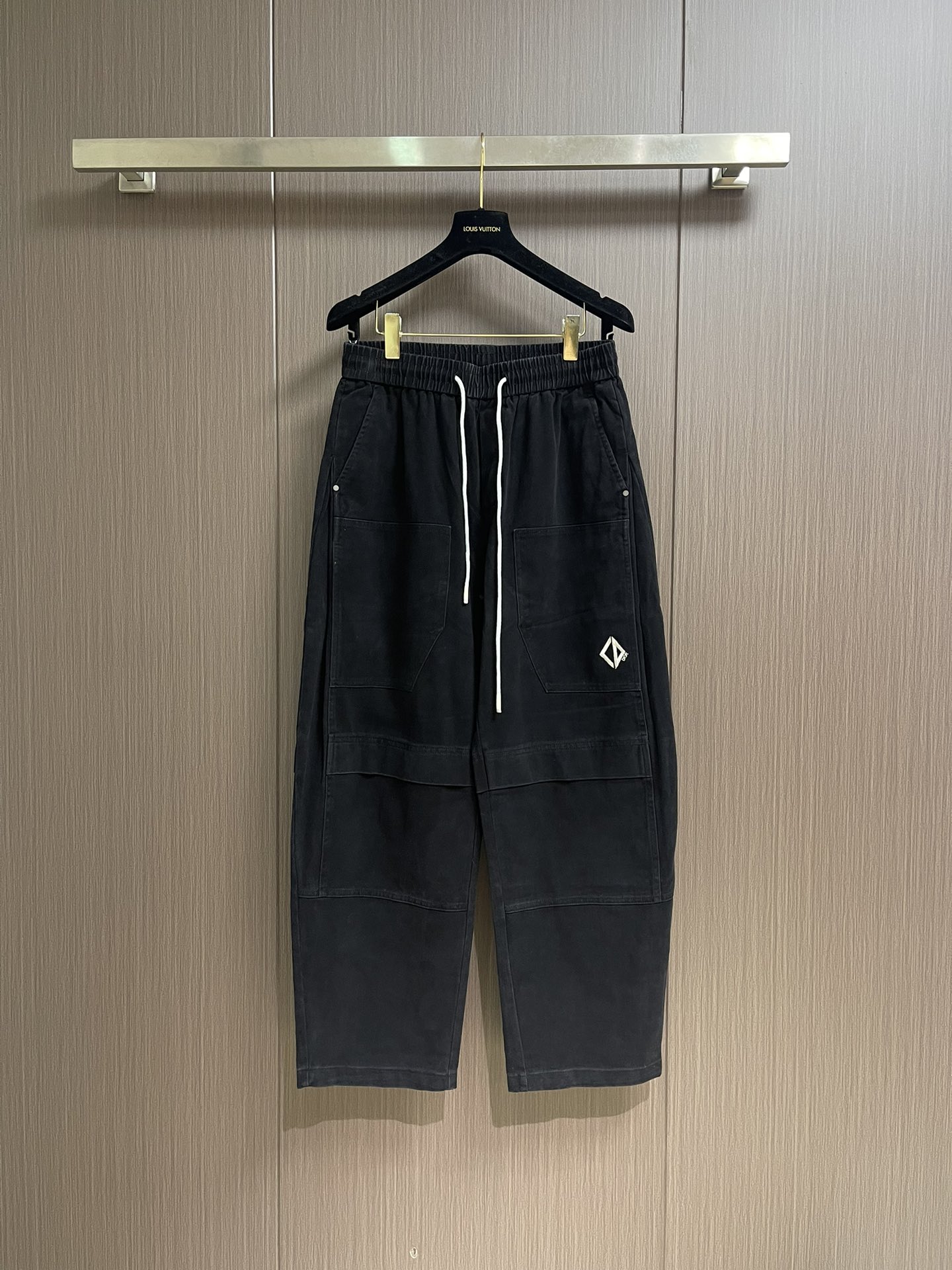 NO:537676,Dior pocket splicing heavy industry washing wide-leg casual pants, selected high-quality cotton fabrics, processed by heavy industry washing process, comes with a retro and old texture, soft and crisp touch. Classic black is versatile and not picky, and the wide-leg style is super friendly to all leg shapes, which can easily create a casual and relaxed atmosphere. The unique pocket splicing design not only adds a sense of layering and design, but also has practicality, making it convenient to place small objects. Paired with a drawstring waist, it can be adjusted freely, tight, fit the body and comfortable. Whether it is a simple combination to create a daily casual style or a personal combination, it can be easily held, injecting a unique sense of fashion into your outfit~ Size XS-L,,dior,alexander wang19860909Dior 口袋拼接重工洗水阔腿休闲裤,精选优质全棉面料,经重工洗水工艺处理,自带复古做旧质感,触感柔软又不失挺括.经典黑色百搭不挑人,阔腿版型对各种腿型都超友好,能轻松营造随性松弛的氛围.独特的口袋拼接设计,不仅增添了层次感与设计感,还兼具实用性,方便放置小物件.搭配抽绳腰头,可自由调节松紧,贴合身形又舒适.无论是搭配简约打造日常休闲风,还是与个性组合出街,都能轻松hold住,为你的穿搭注入别样时尚感～ 尺码XS-L,,dior,alexander wang,Men's clothing