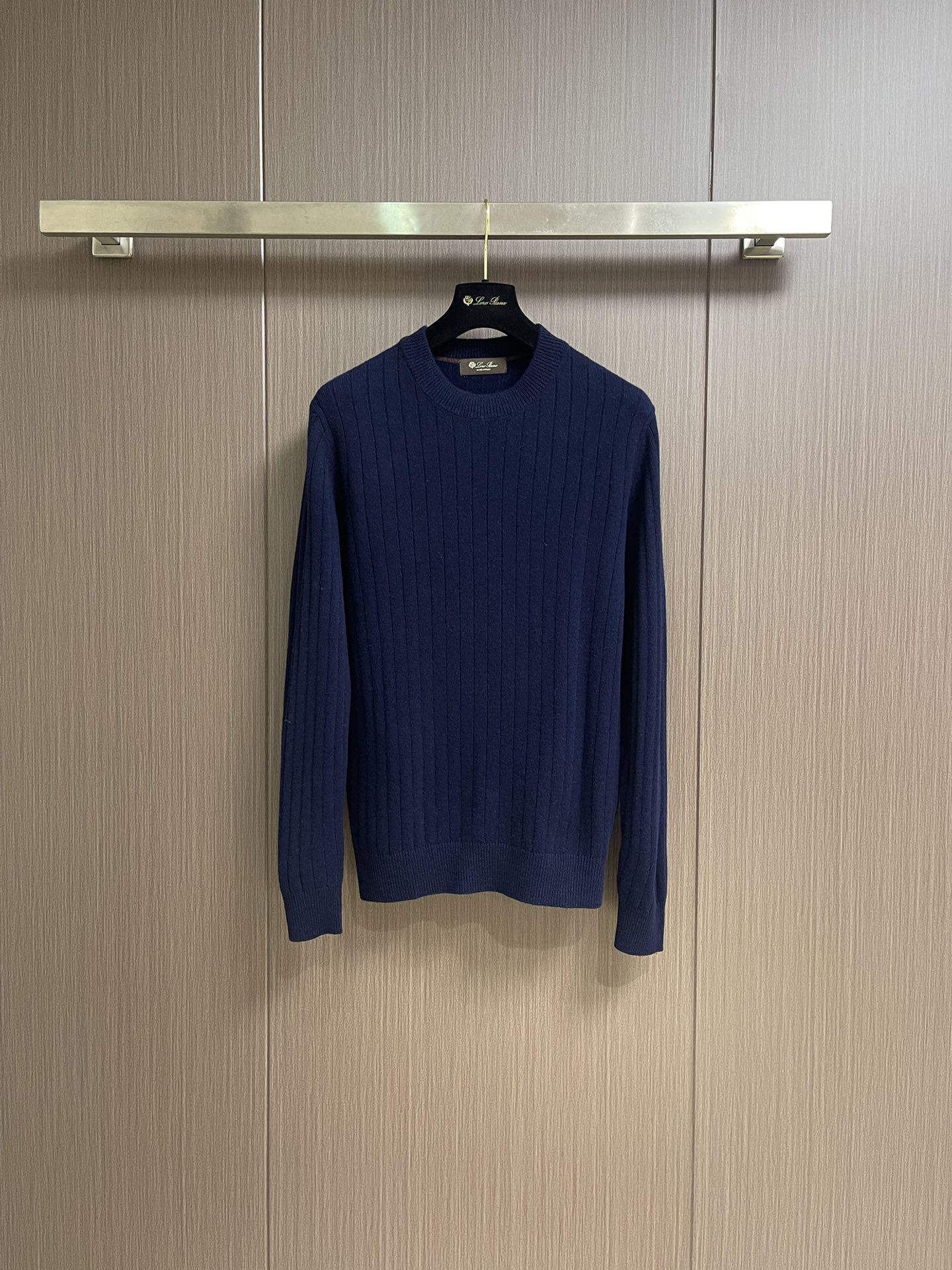 lP🆕 LoroPiana 圆领针织衫毛衣，针织面料质感上乘，触感柔软顺滑，亲肤性极佳，穿着时仿佛被温柔