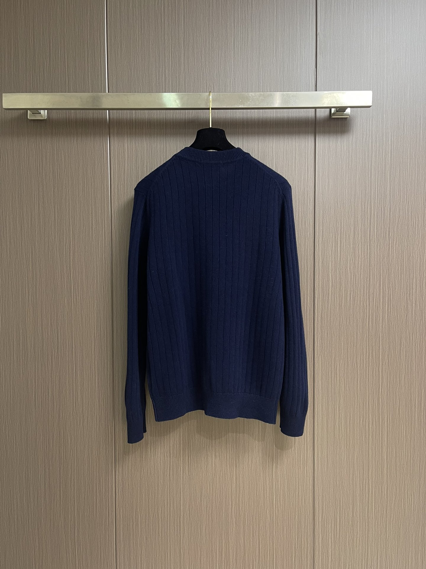 lP🆕 LoroPiana 圆领针织衫毛衣，针织面料质感上乘，触感柔软顺滑，亲肤性极佳，穿着时仿佛被温柔