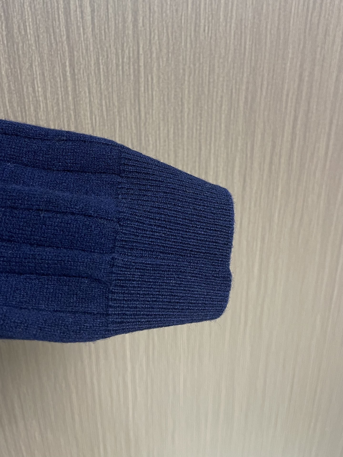 lP🆕 LoroPiana 圆领针织衫毛衣，针织面料质感上乘，触感柔软顺滑，亲肤性极佳，穿着时仿佛被温柔