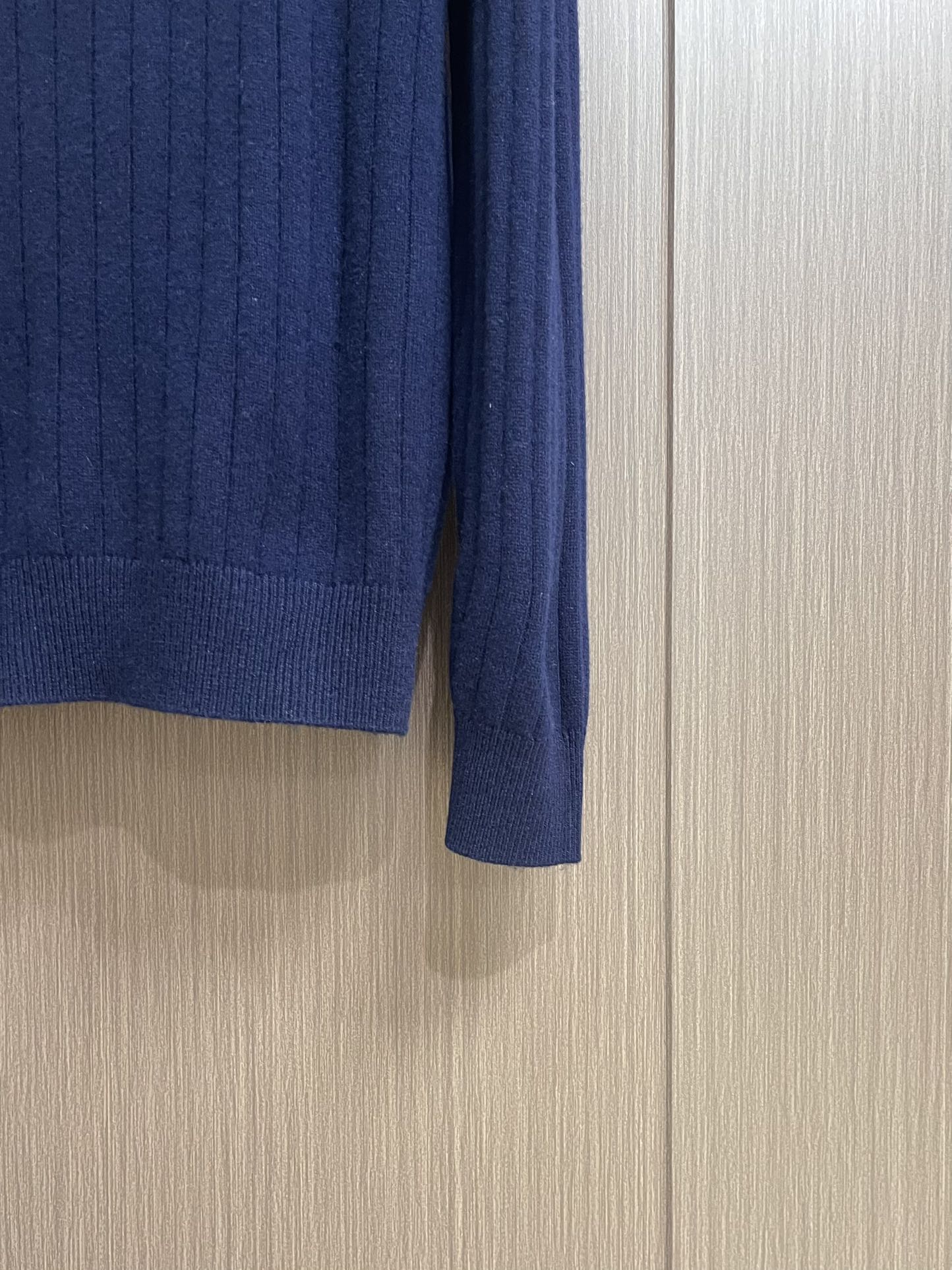 lP🆕 LoroPiana 圆领针织衫毛衣，针织面料质感上乘，触感柔软顺滑，亲肤性极佳，穿着时仿佛被温柔