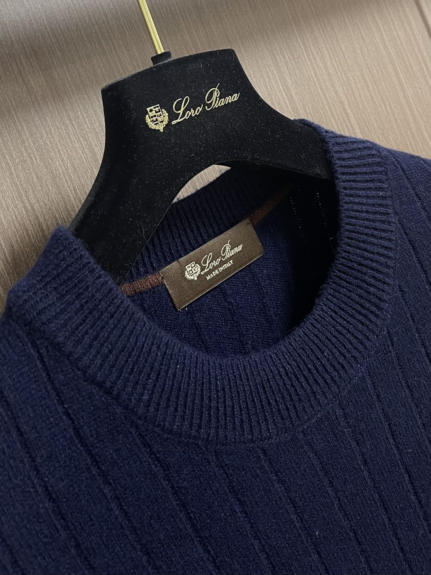 lP🆕 LoroPiana 圆领针织衫毛衣，针织面料质感上乘，触感柔软顺滑，亲肤性极佳，穿着时仿佛被温柔