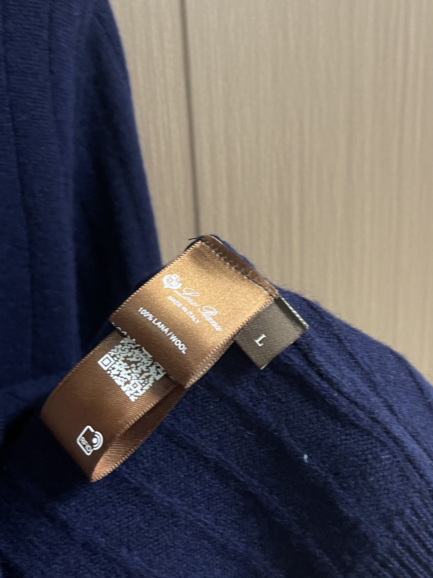 lP🆕 LoroPiana 圆领针织衫毛衣，针织面料质感上乘，触感柔软顺滑，亲肤性极佳，穿着时仿佛被温柔