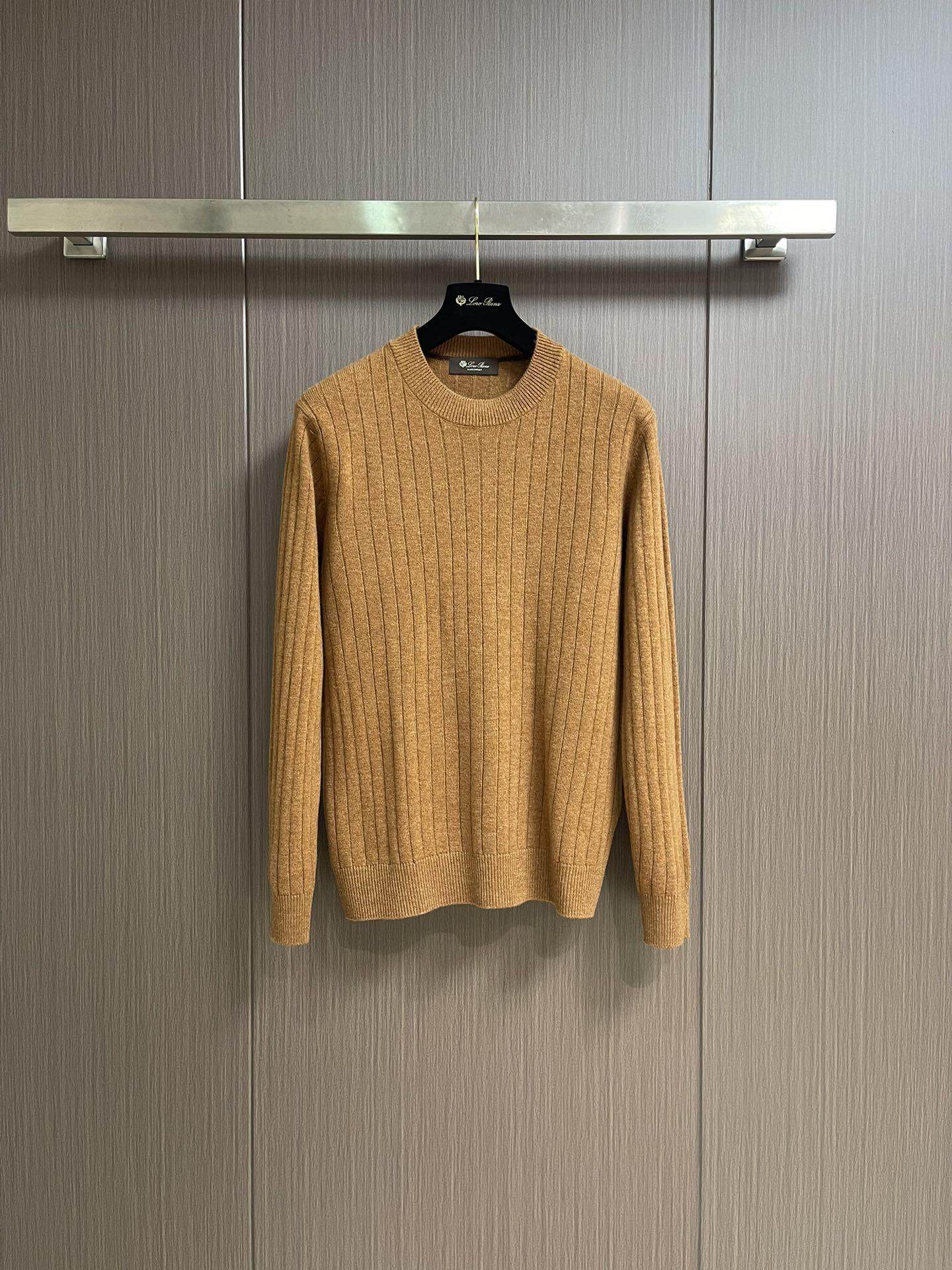 lP🆕 LoroPiana 圆领针织衫毛衣，针织面料质感上乘，触感柔软顺滑，亲肤性极佳，穿着时仿佛被温柔
