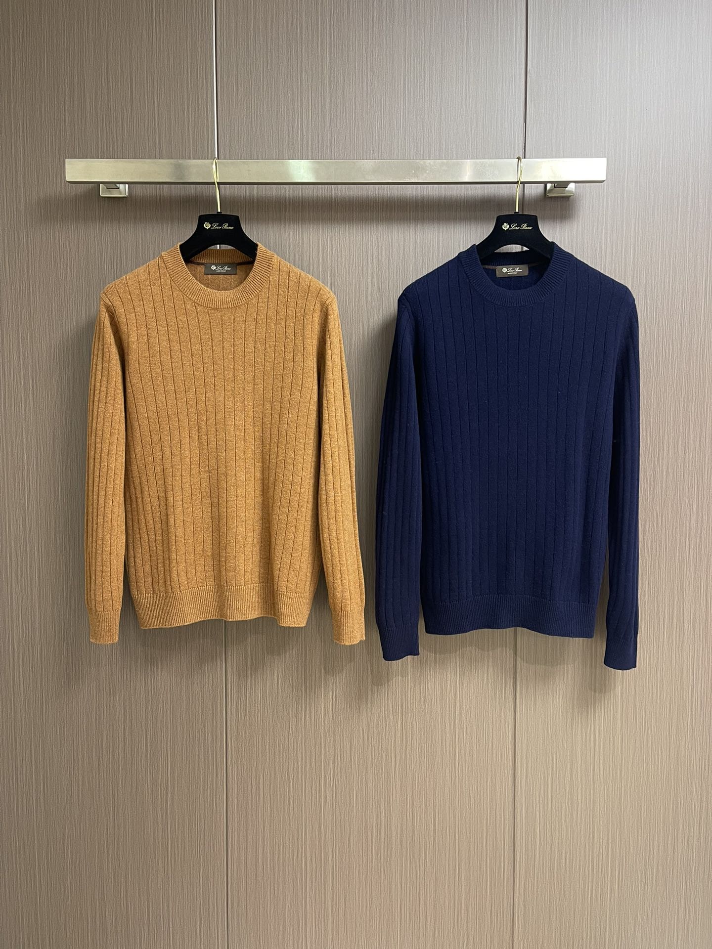lP🆕 LoroPiana 圆领针织衫毛衣，针织面料质感上乘，触感柔软顺滑，亲肤性极佳，穿着时仿佛被温柔