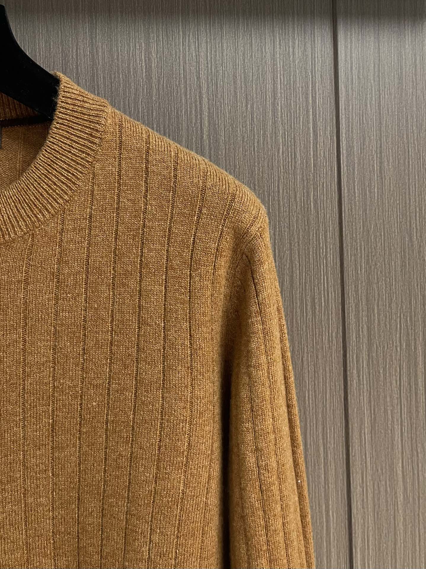lP🆕 LoroPiana 圆领针织衫毛衣，针织面料质感上乘，触感柔软顺滑，亲肤性极佳，穿着时仿佛被温柔