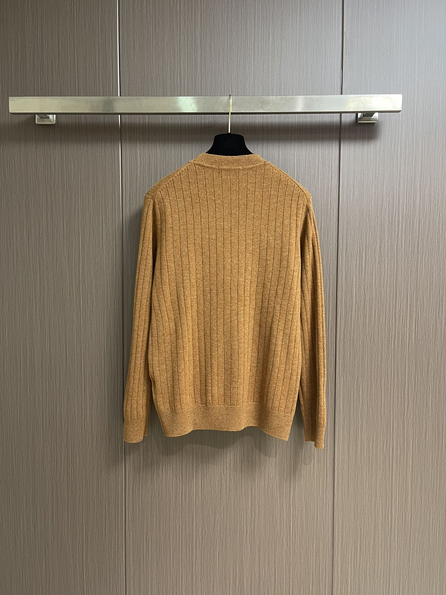 lP🆕 LoroPiana 圆领针织衫毛衣，针织面料质感上乘，触感柔软顺滑，亲肤性极佳，穿着时仿佛被温柔