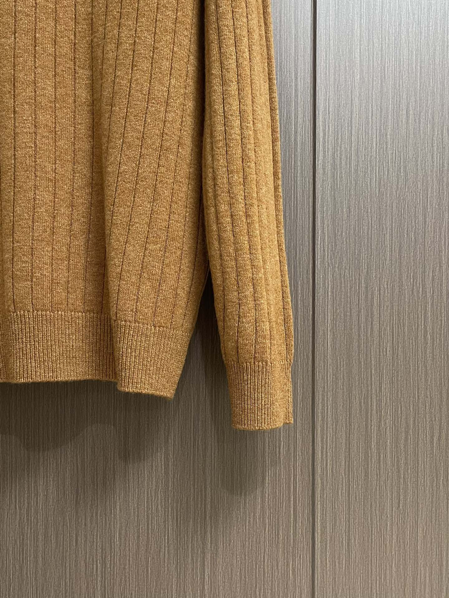 lP🆕 LoroPiana 圆领针织衫毛衣，针织面料质感上乘，触感柔软顺滑，亲肤性极佳，穿着时仿佛被温柔