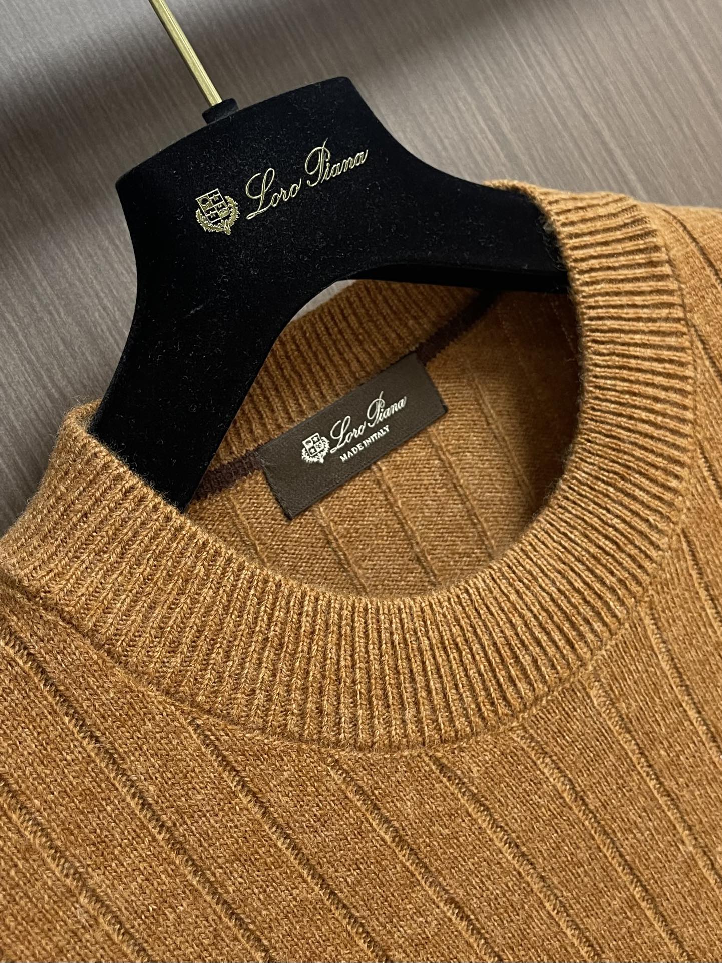 lP🆕 LoroPiana 圆领针织衫毛衣，针织面料质感上乘，触感柔软顺滑，亲肤性极佳，穿着时仿佛被温柔
