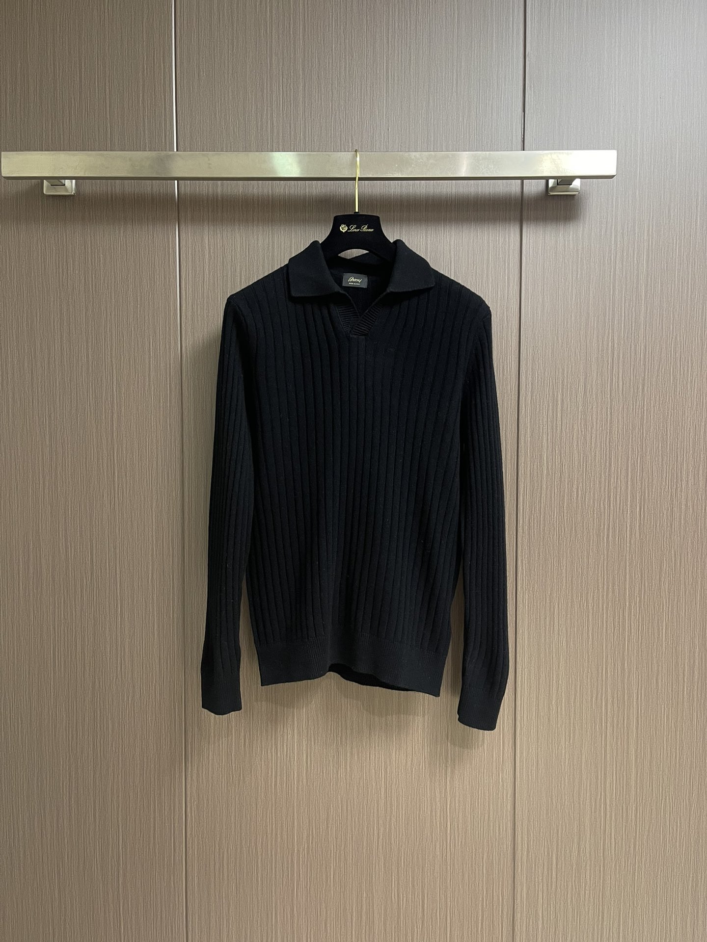 Brioni 2025SS翻领针织长袖毛衣，高端奢华且白金级的一款经典基础款针织。通体的设计完美融合意式