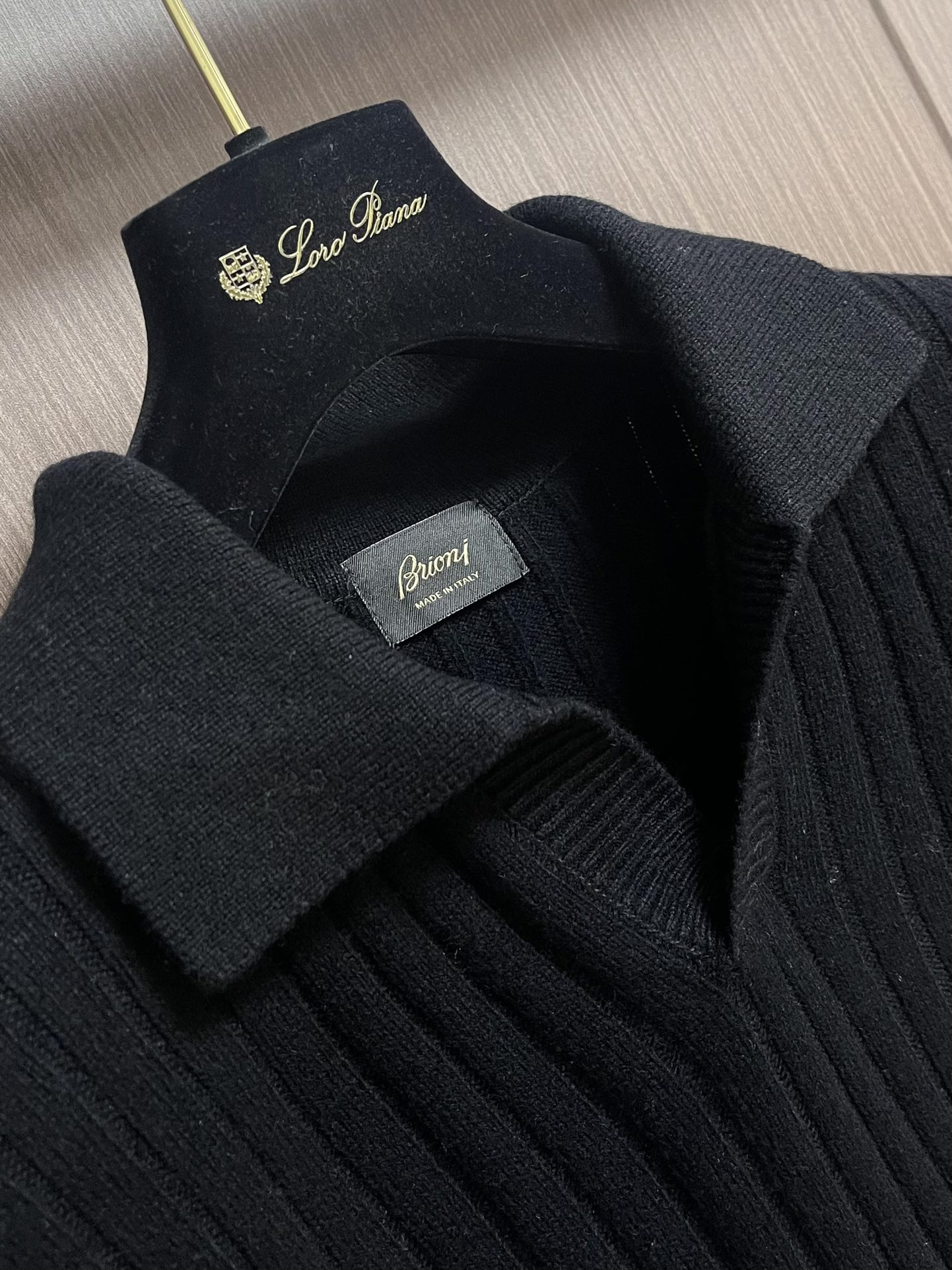 Brioni 2025SS翻领针织长袖毛衣，高端奢华且白金级的一款经典基础款针织。通体的设计完美融合意式