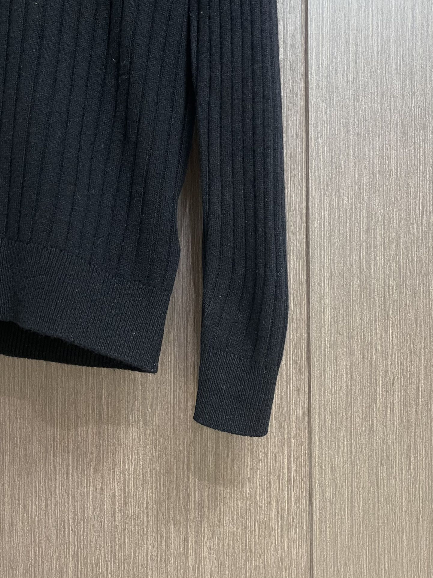 Brioni 2025SS翻领针织长袖毛衣，高端奢华且白金级的一款经典基础款针织。通体的设计完美融合意式