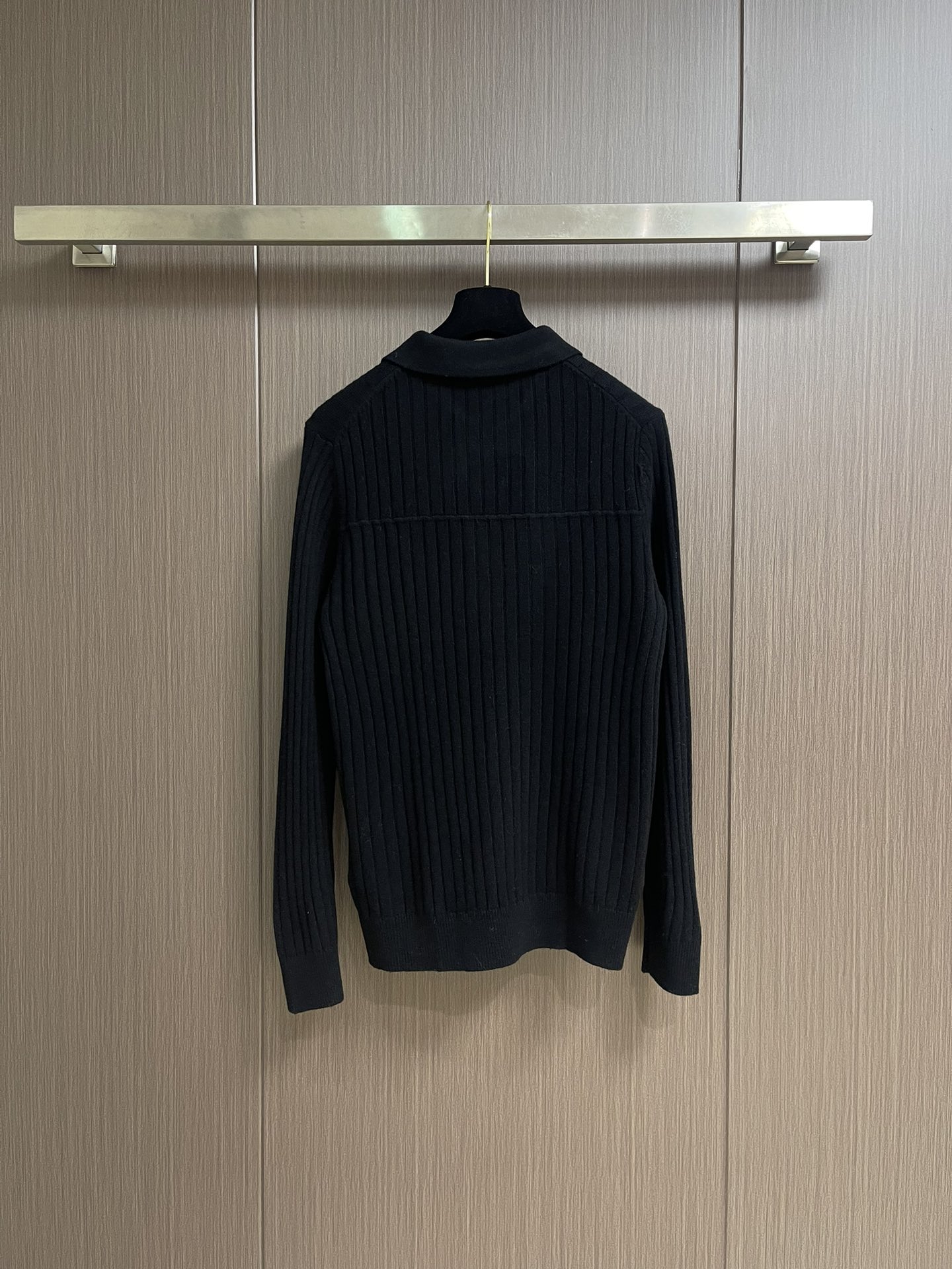 Brioni 2025SS翻领针织长袖毛衣，高端奢华且白金级的一款经典基础款针织。通体的设计完美融合意式