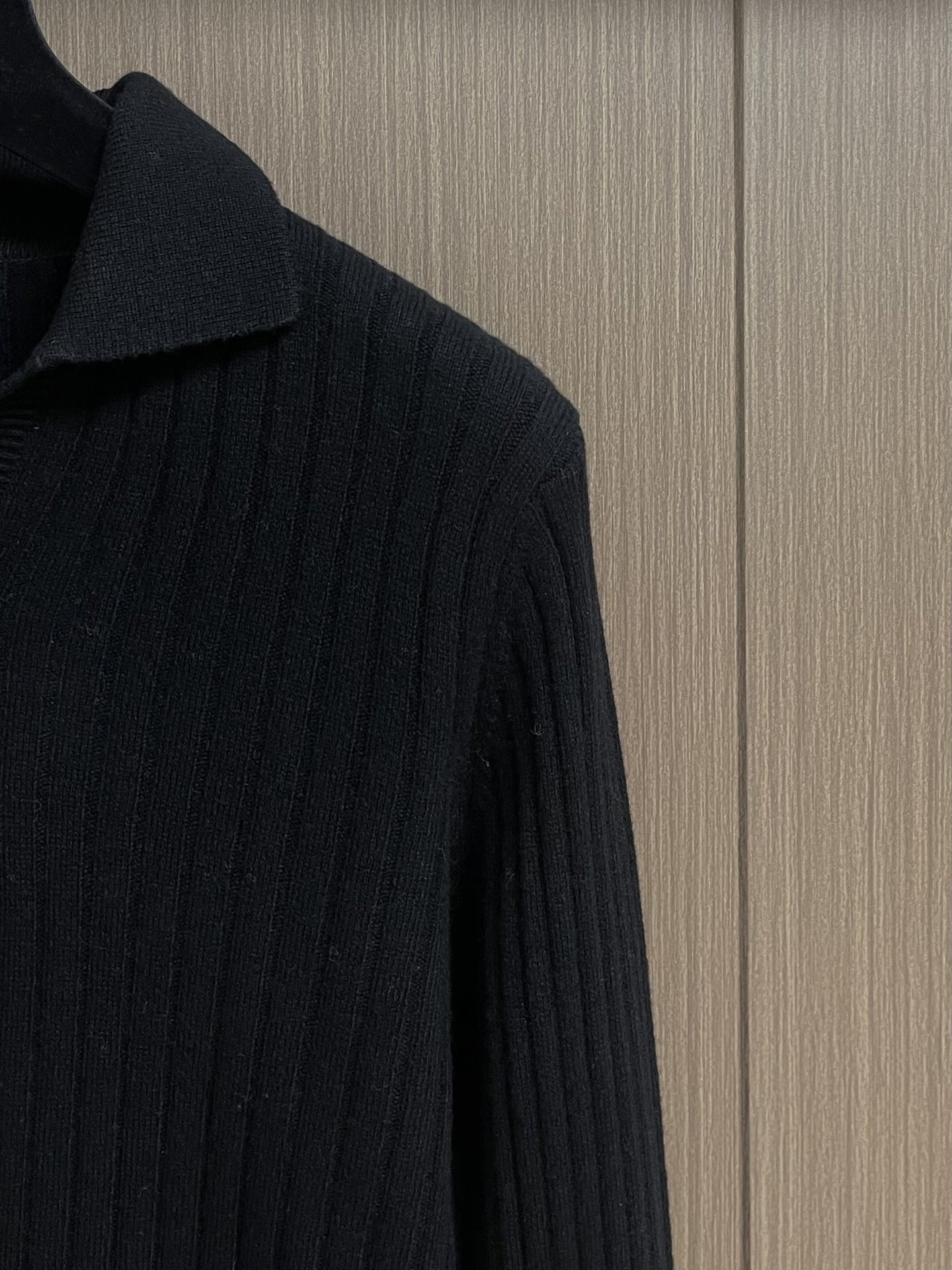 Brioni 2025SS翻领针织长袖毛衣，高端奢华且白金级的一款经典基础款针织。通体的设计完美融合意式