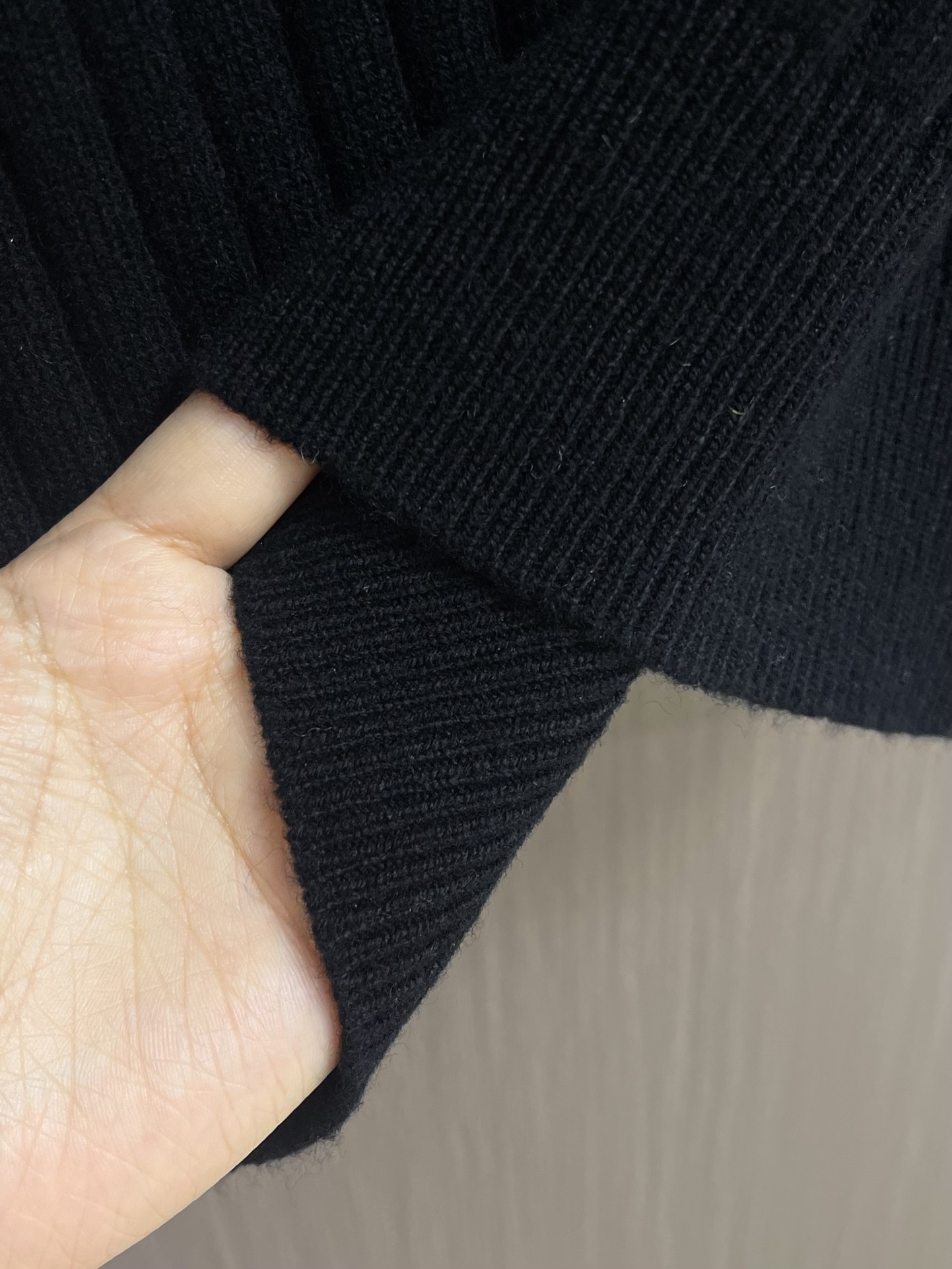 Brioni 2025SS翻领针织长袖毛衣，高端奢华且白金级的一款经典基础款针织。通体的设计完美融合意式