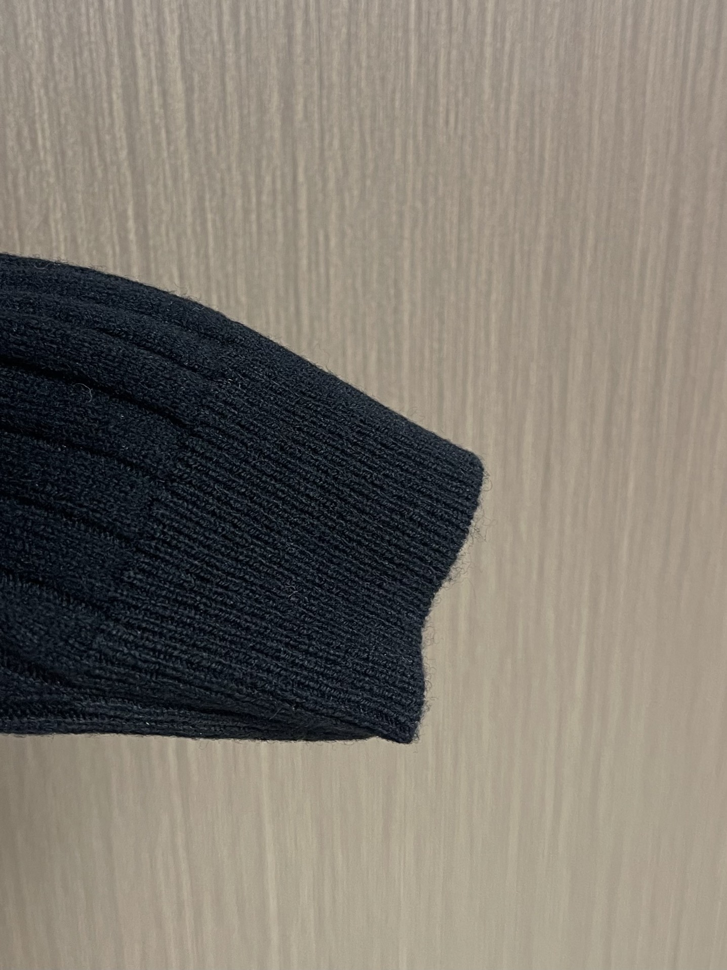 Brioni 2025SS翻领针织长袖毛衣，高端奢华且白金级的一款经典基础款针织。通体的设计完美融合意式