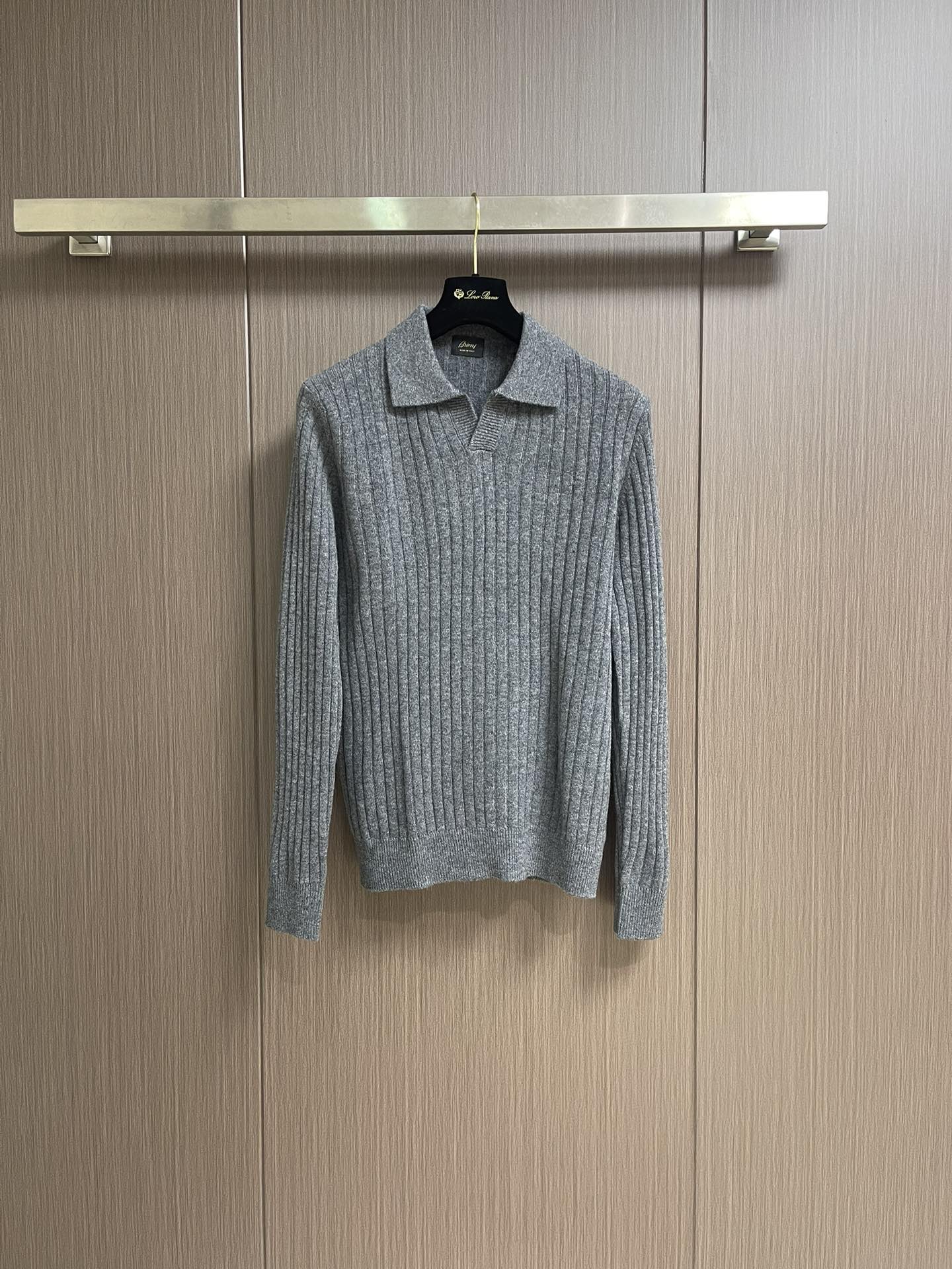 NO:537656,Brioni 2025SS lapel knitted long-sleeved sweater, a high-end, luxurious and platinum-grade classic basic knitted. The whole body design perfectly integrates Italian aesthetics, and inherits the genes of the bri family. It takes the minimalist route, both solemn and harmonious, and conforms to the modern urban aesthetics. The Italian old-fashioned workshop ready-to-wear process is fixed and dyed. It is extremely luxurious and special material, and the fabric attributes are all superior. It is treated with merceration technology. The fabric has extremely high gloss, the mesh structure is delicate and natural, and the comfort and breathability are perfect. The touch experience is self-evident, and the ultimate luxury enjoyment!  Size M-3XL, sweaters, alexander wang19860909Brioni 2025SS翻领针织长袖毛衣,高端奢华且白金级的一款经典基础款针织.通体的设计完美融合意式美学,且传承了bri家族的基因,走极简主义的路线,亦庄亦谐,符合现代都市审美,意大利老牌工坊成衣工序定织定染,极为奢华特殊的材质,面料属性皆为上乘,采用丝光工艺处理,面料光泽度极高,网眼结构细腻自然,舒适性与透气性完美兼备,触感体验不言而喻,奢华极致享受！尺码M-3XL,,sweaters,alexander wang,Men's clothing