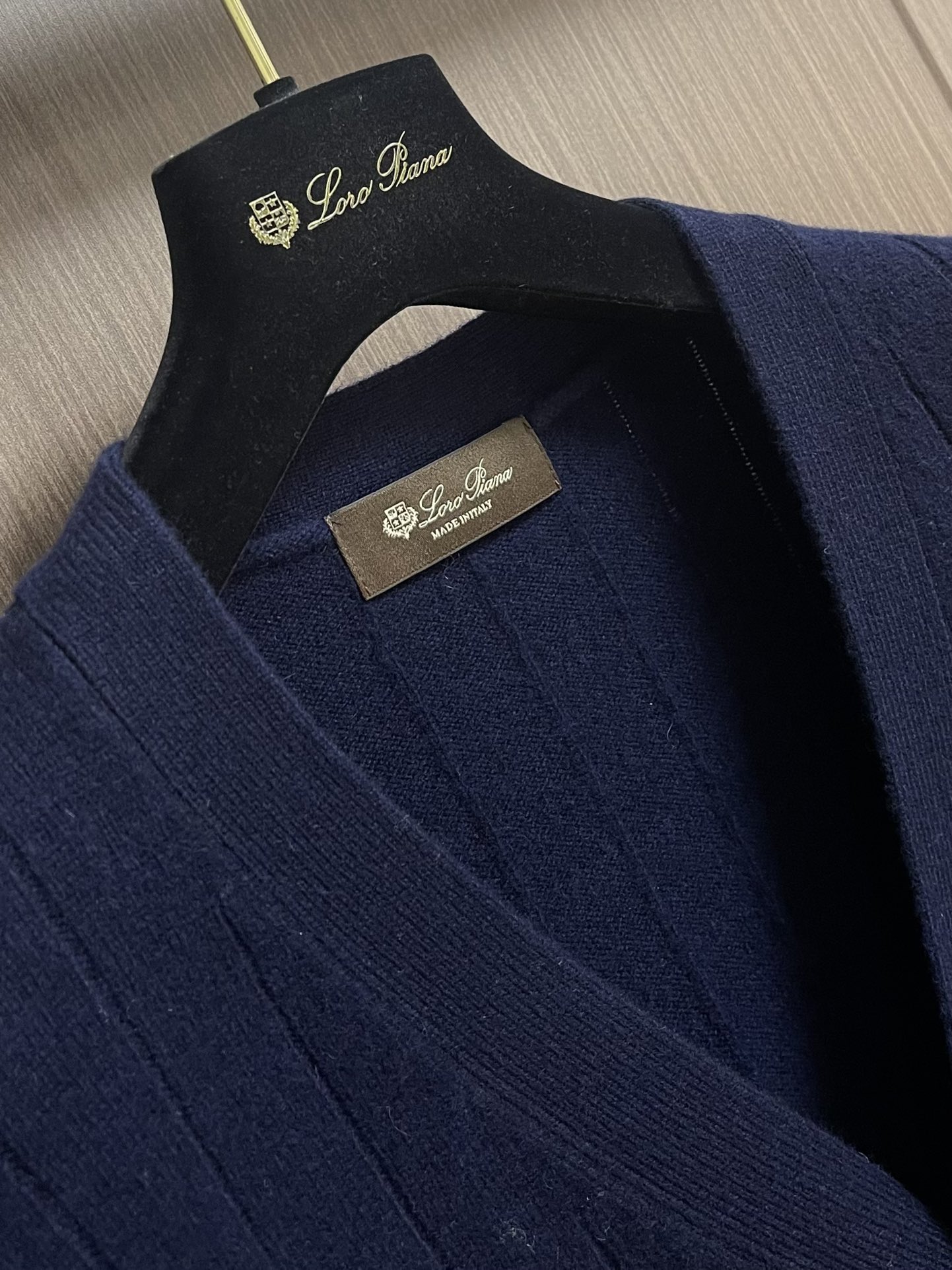 lP🆕 Loro Piano2025SS秋冬新款针织V领开衫毛衣 经典设计感与颜值爆棚，品质更是无法挑剔