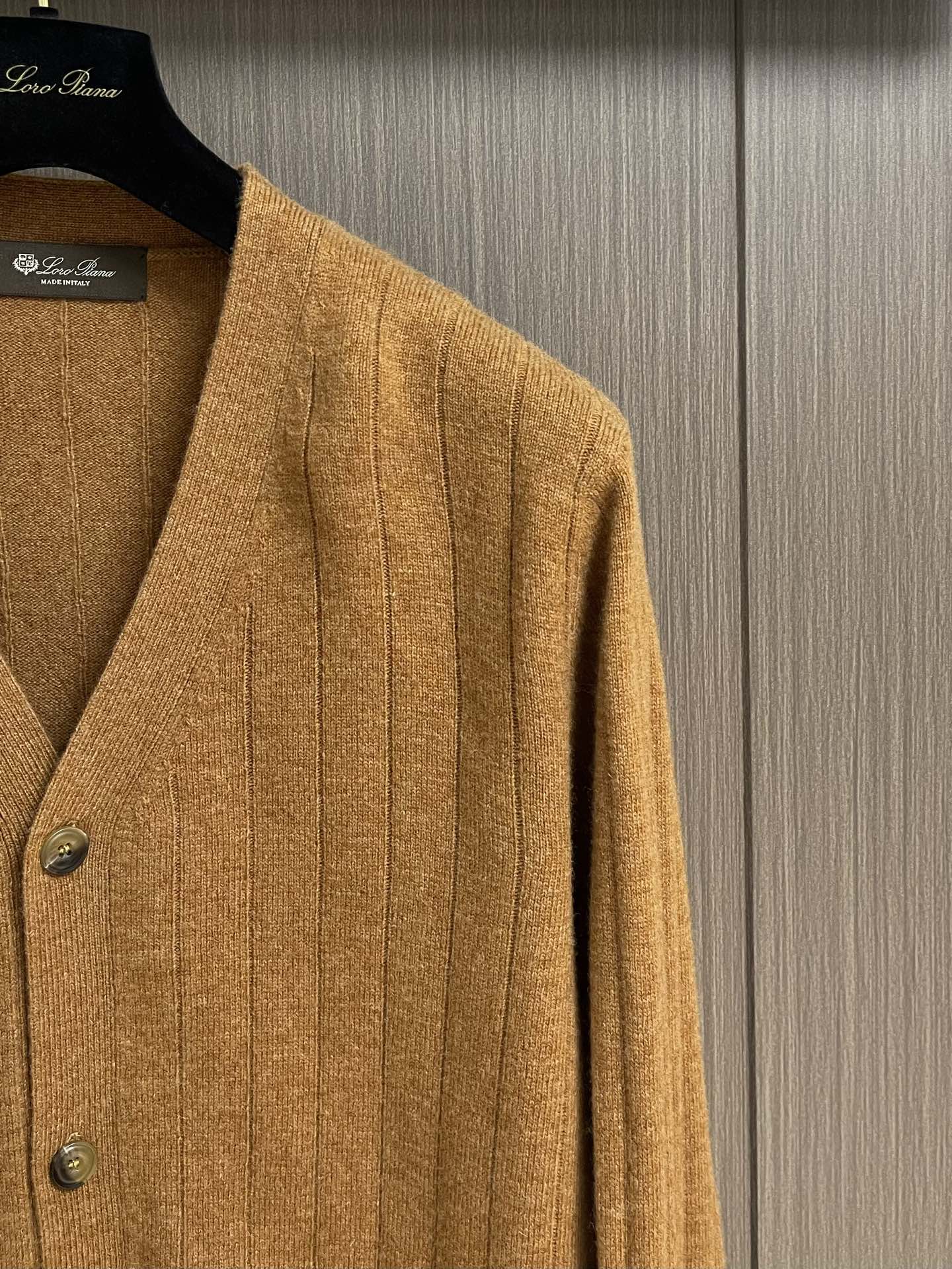 lP🆕 Loro Piano2025SS秋冬新款针织V领开衫毛衣 经典设计感与颜值爆棚，品质更是无法挑剔