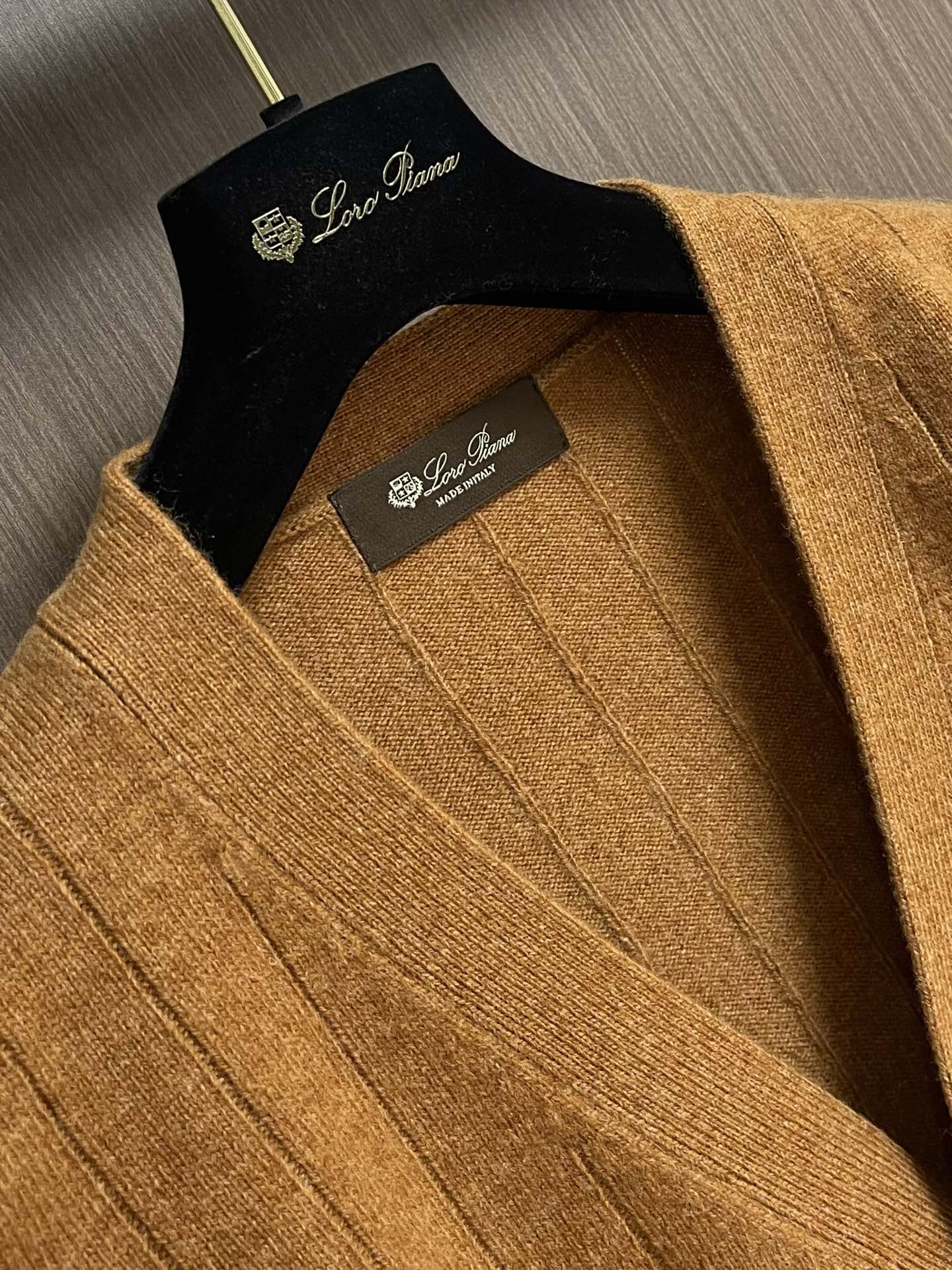 lP🆕 Loro Piano2025SS秋冬新款针织V领开衫毛衣 经典设计感与颜值爆棚，品质更是无法挑剔