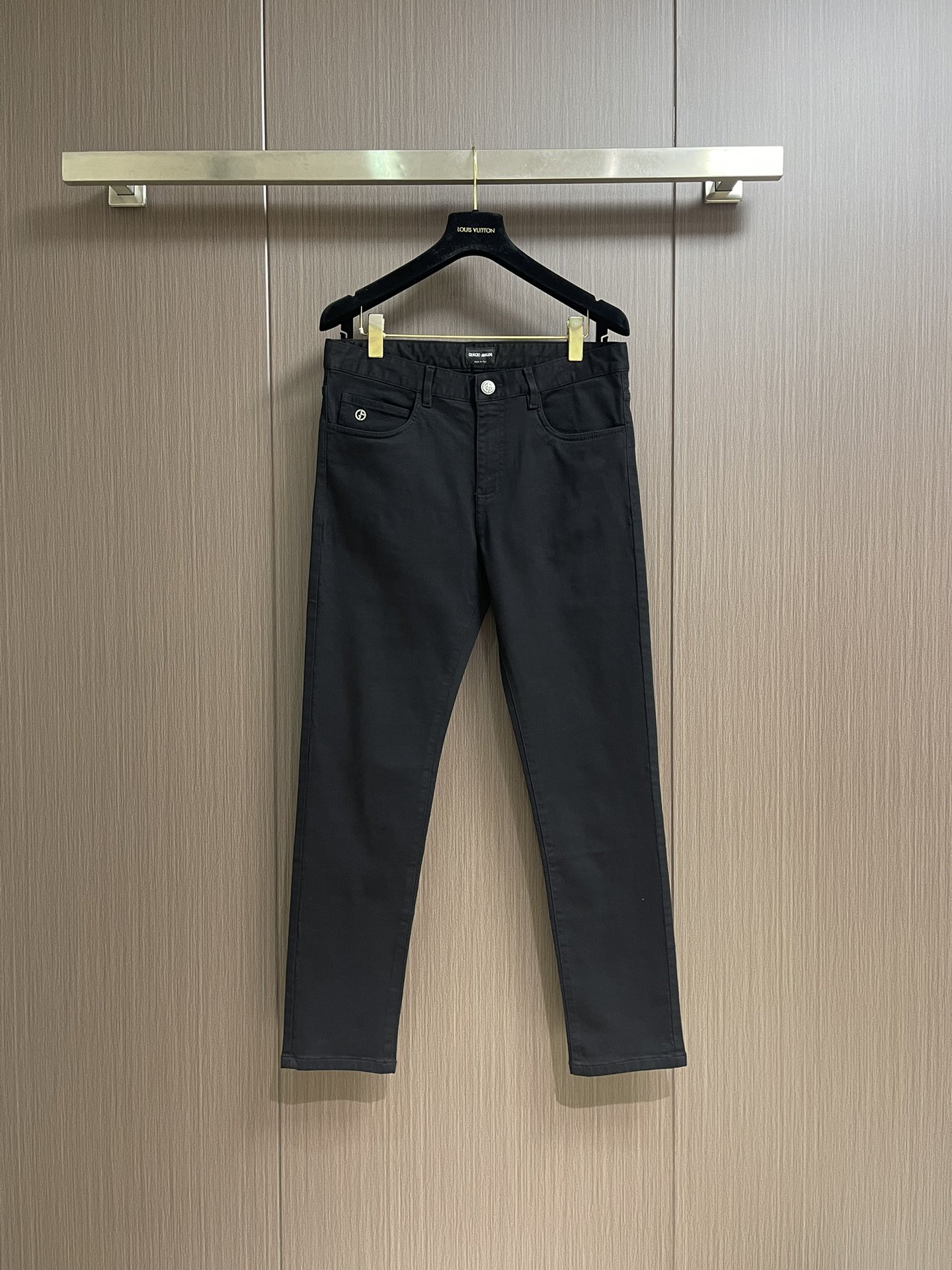 NO:539623,EA 2025SS early autumn new casual pants, creating a handsome and stylish man, full of European style, imported fixed woven high-density thin fabric, with the back pocket just right Feiying logo. The overall pants are all finely crafted, suitable for close-fitting, and comfortable and stylish on the upper body. Size 30-38, 35, 37,,alexander wang19860909EA 2025SS早秋新款休闲裤,打造帅气型男,欧范十足,进口定织高密度轻薄面料,后袋恰到好处飞鹰标识 整体裤子的车线都是精细做工,适合贴身穿着,上身舒适有型.尺码30-38 有35 无37,,alexander wang,Men's clothing