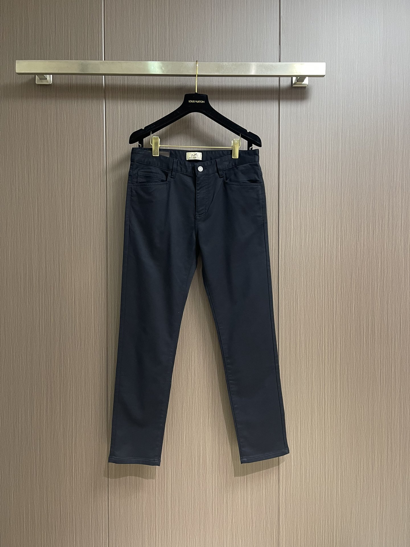 NO:539621,Hermes new autumn and winter casual pants, customized fabric, breathable and comfortable, impeccable details, brand elements design concept, reflecting high quality. The feel is delicate and soft!  It is casually cut, with a great upper body style!  Size 30-38 There are 35 No 37, hermes, hermes, alexander wang19860909Hermes 爱马仕秋冬新款休闲裤 定制面料 透气舒适度高,细节无可挑剔,品牌元素设计理念,体现高品质.手感细腻柔软！呈现休闲裁剪,上身版型超赞！尺码30-38 有35 无37,,hermes,hermes,alexander wang,Men's clothing