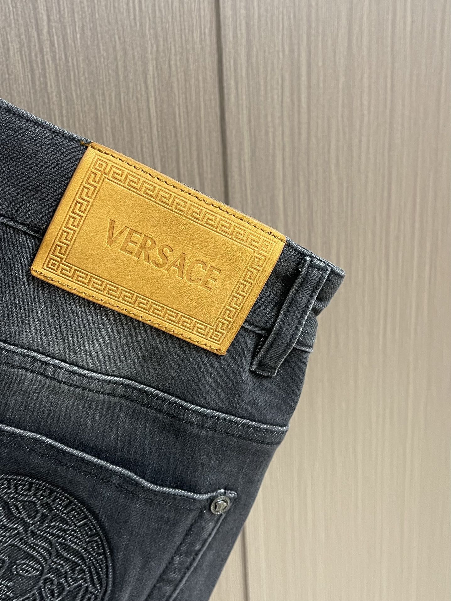 Versace 范思哲美杜莎系列新款牛仔裤，采用客供水洗牛仔弹力面料，美杜莎镀金辅料订制，超显档次，时尚