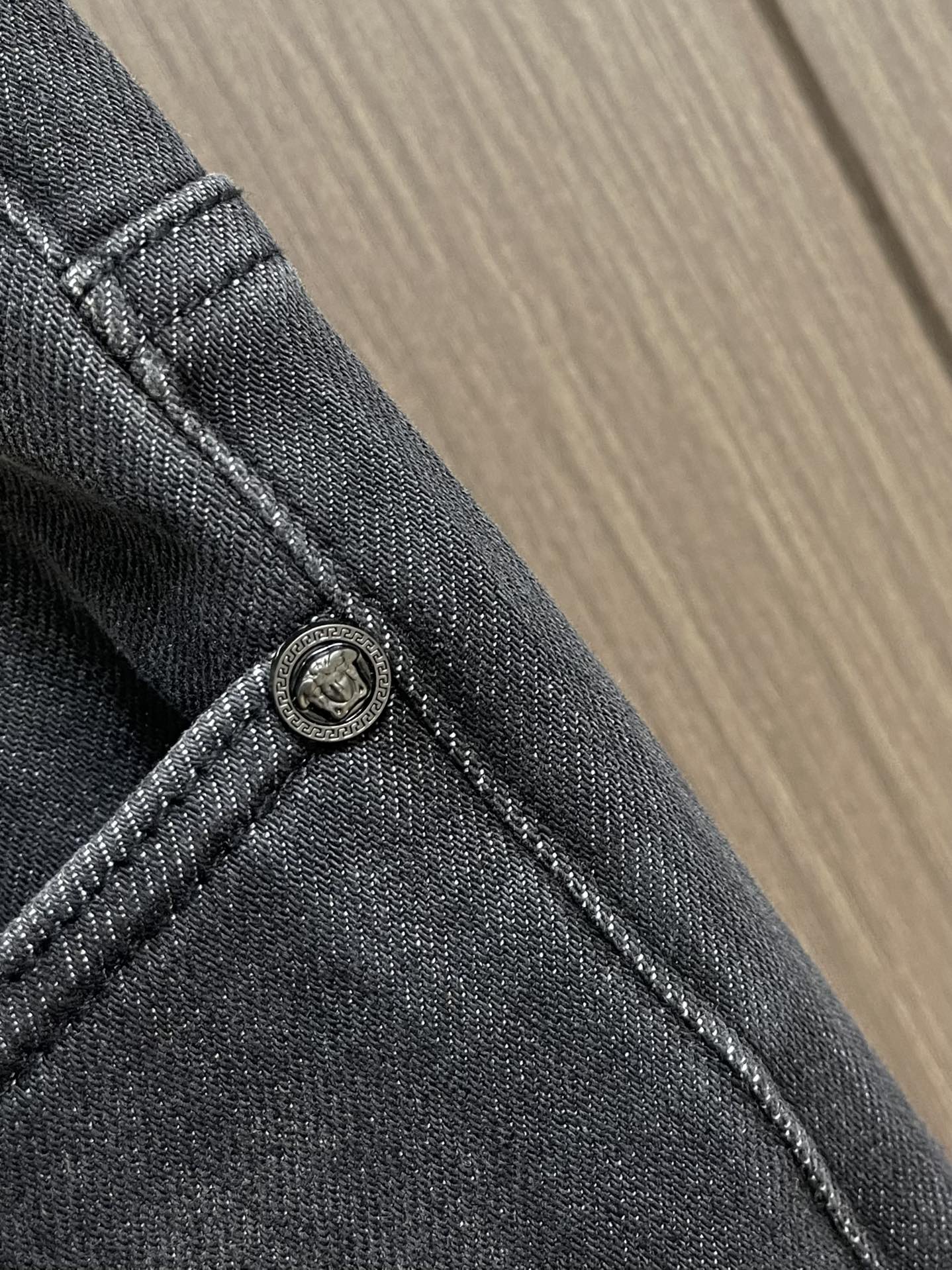 Versace 范思哲美杜莎系列新款牛仔裤，采用客供水洗牛仔弹力面料，美杜莎镀金辅料订制，超显档次，时尚