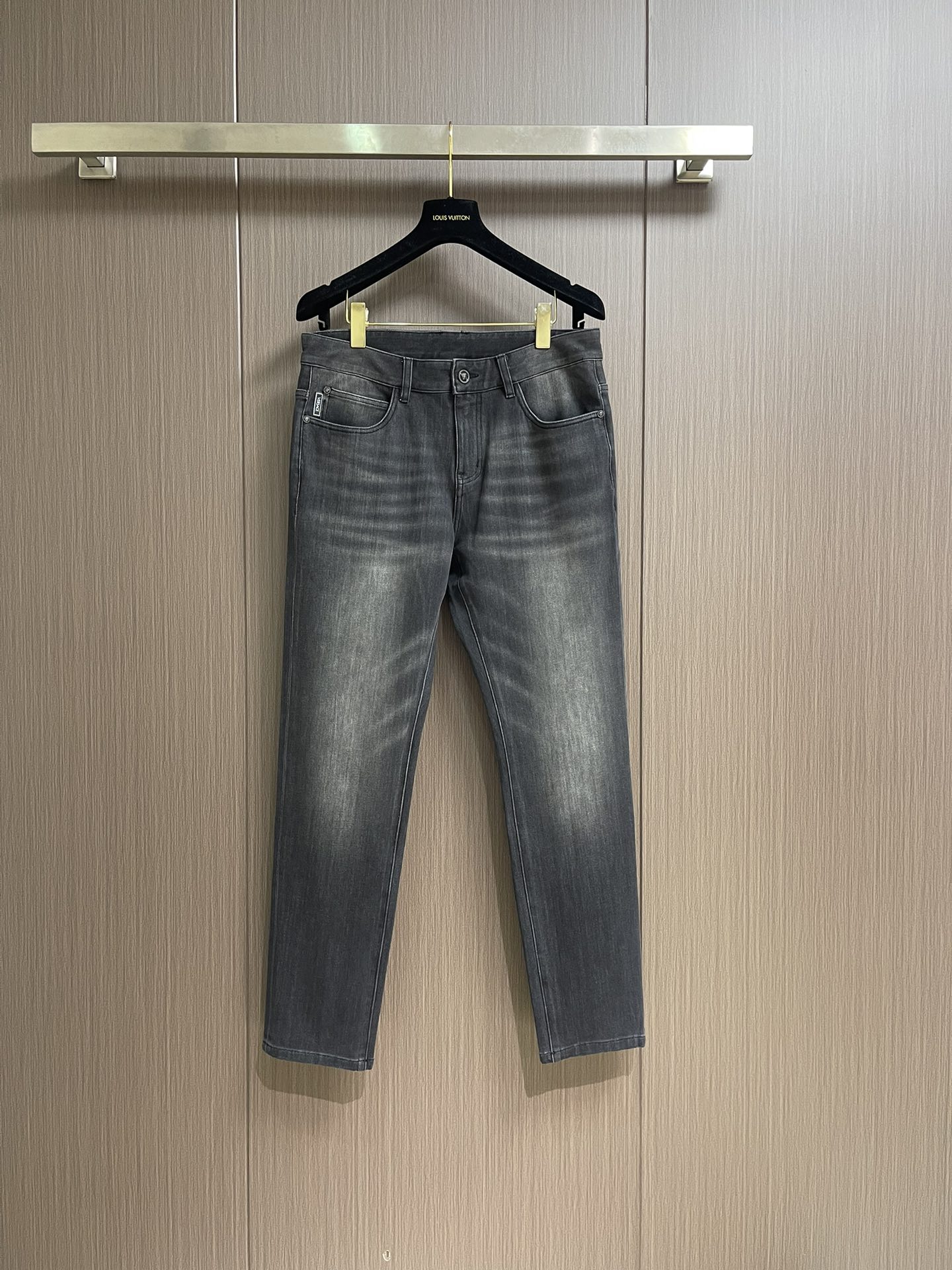 NO:538640,Versace Medusa series new jeans, using customer-supplied water-washed denim elastic fabric, Medusa gold-plated accessories are customized, which is super classy, ​​fashionable and trendy, simple and easy to match, so it has become one of the biggest selling points and is extremely cost-effective. Original original brand washing wheat, such a rich high-end jeans, absolutely fashionable, casual and versatile style. Size 30-38, 35, 37, versace, versace, jeans, gold plating, alexander wang19860909Versace 范思哲美杜莎系列新款牛仔裤,采用客供水洗牛仔弹力面料,美杜莎镀金辅料订制,超显档次,时尚潮流简单易搭配因此已成为最大卖点之一而性价比又极高,原厂原标水洗麦,这么一款丰富内练高端牛仔裤,绝对时尚休闲百搭款.尺码30-38 有35 无37,,versace,versace,jeans,gold plating,alexander wang,Men's clothing