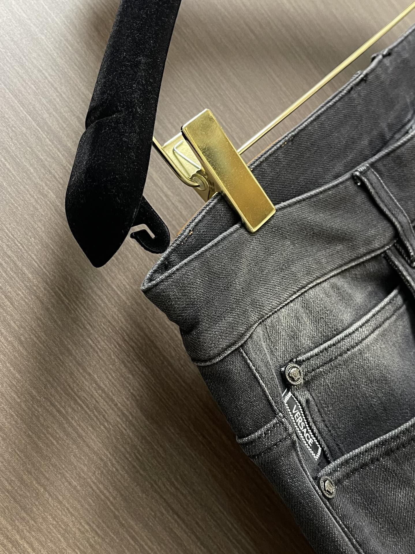 Versace 范思哲美杜莎系列新款牛仔裤，采用客供水洗牛仔弹力面料，美杜莎镀金辅料订制，超显档次，时尚