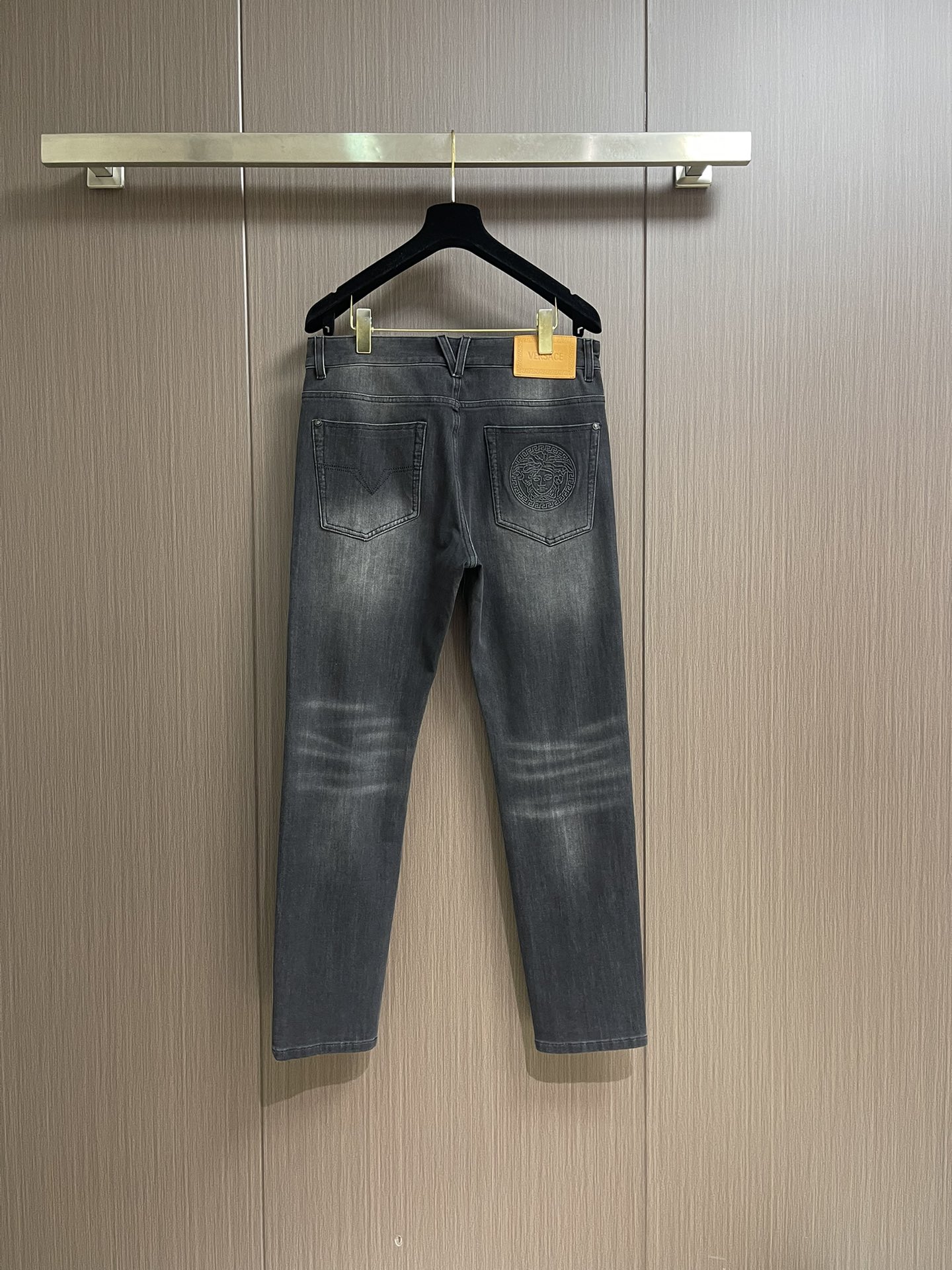 Versace 范思哲美杜莎系列新款牛仔裤，采用客供水洗牛仔弹力面料，美杜莎镀金辅料订制，超显档次，时尚