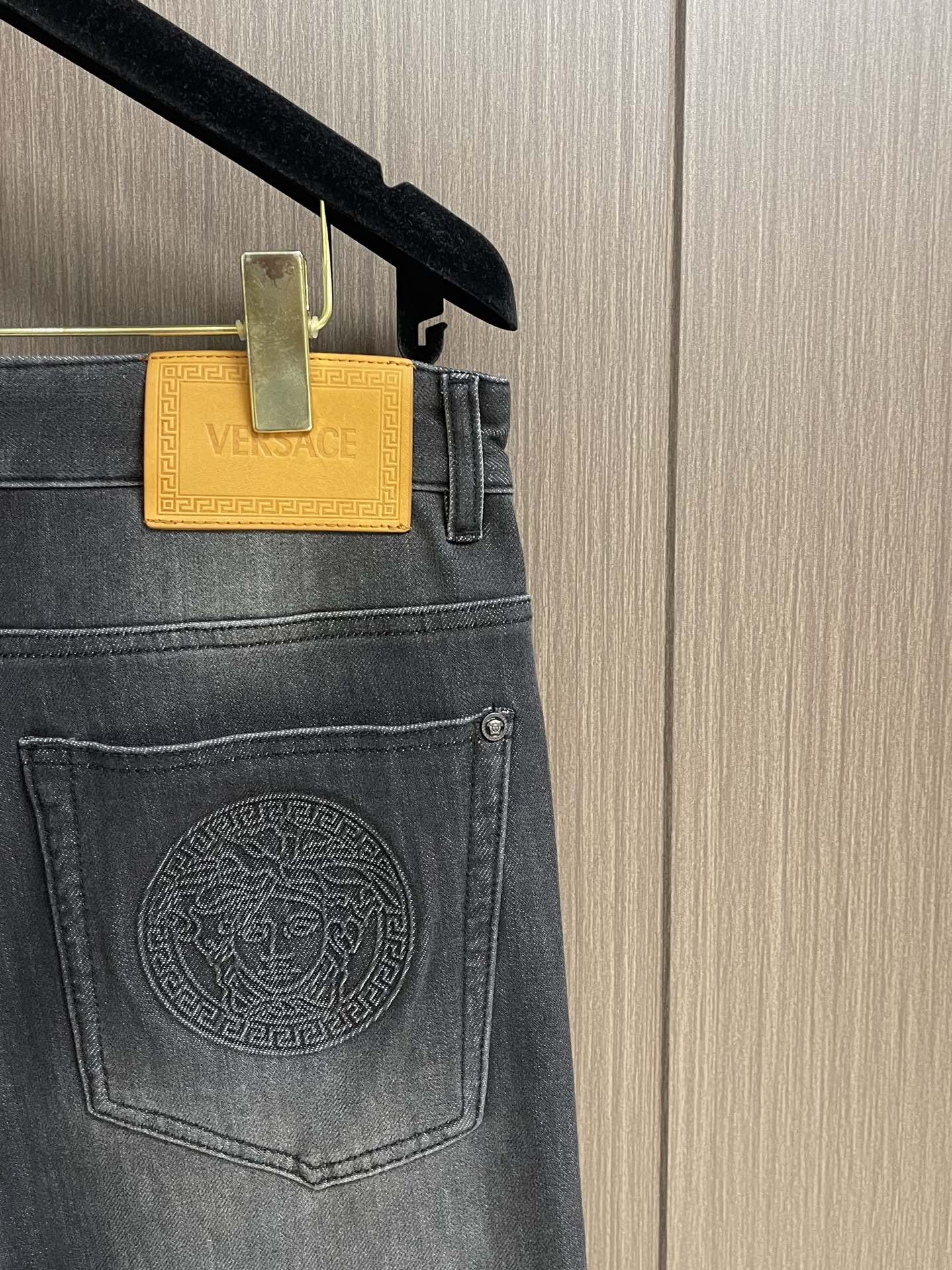 Versace 范思哲美杜莎系列新款牛仔裤，采用客供水洗牛仔弹力面料，美杜莎镀金辅料订制，超显档次，时尚