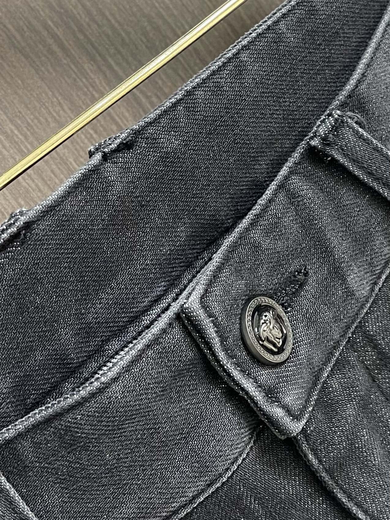 Versace 范思哲美杜莎系列新款牛仔裤，采用客供水洗牛仔弹力面料，美杜莎镀金辅料订制，超显档次，时尚