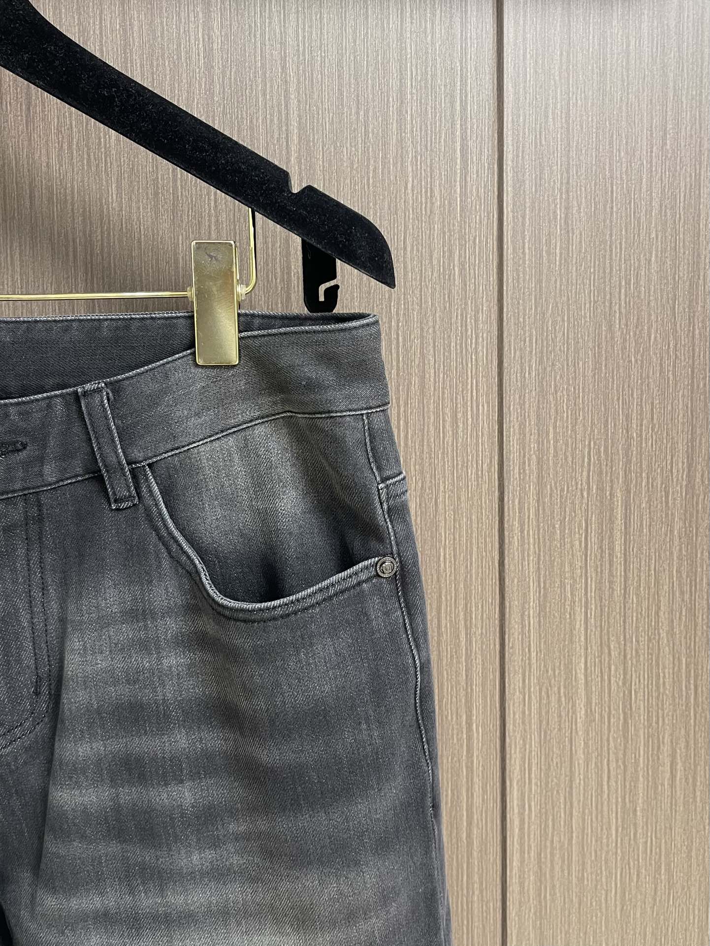 Versace 范思哲美杜莎系列新款牛仔裤，采用客供水洗牛仔弹力面料，美杜莎镀金辅料订制，超显档次，时尚