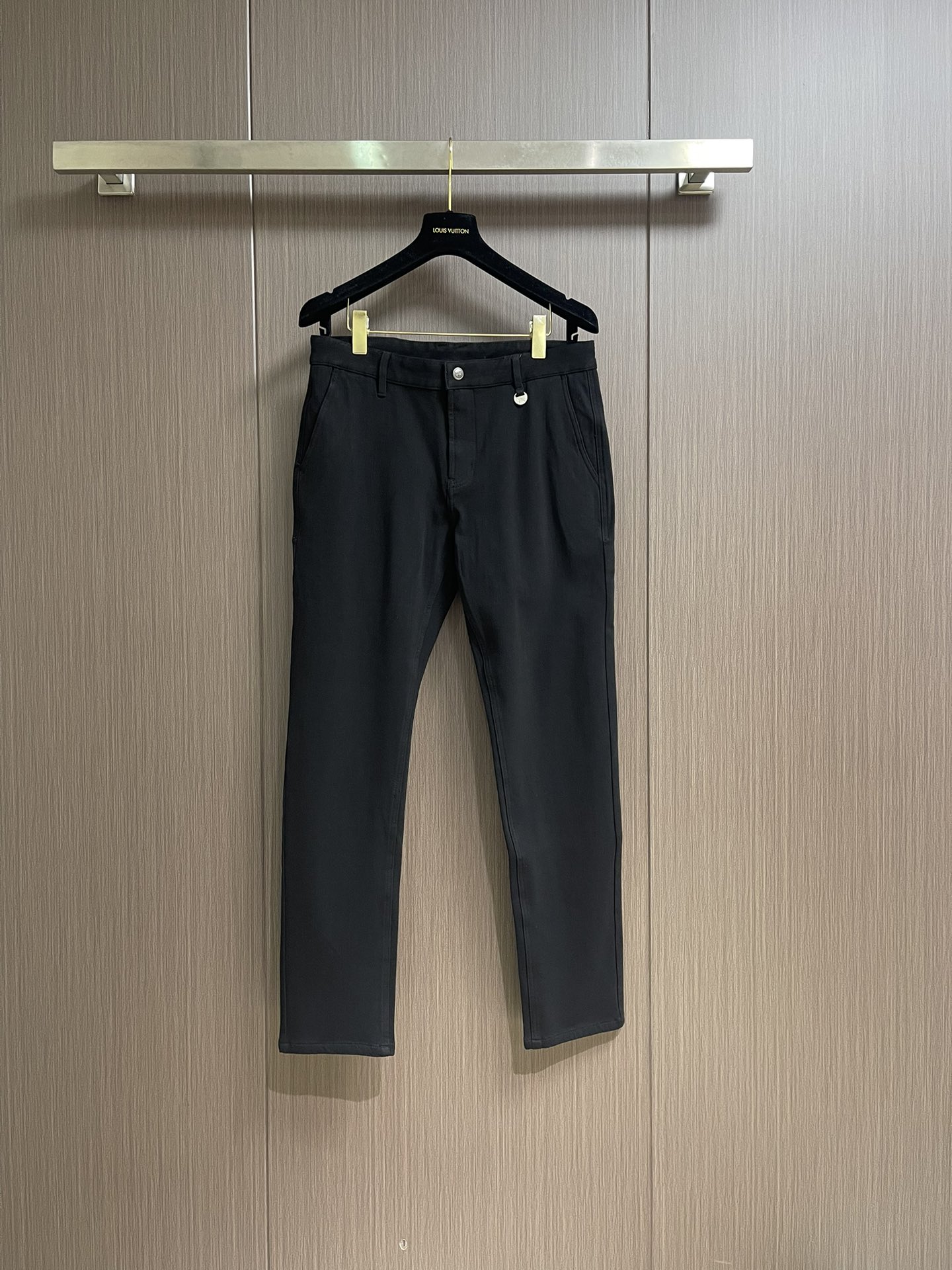 NO:539624,Burberry War Horse logo men's straight jeans, new 2025SS, one of the essential items for daily casual wear, retro tannin color, low-key and fashionable. Customer-supplied denim cotton fabric made of custom-woven denim cotton, using Xinjiang long velvet cotton, strong inner skin feeling, classic denim thick yarn twill cloth, tight texture, extreme skin-friendly, good moisture absorption and breathability, comfortable to wear, very neat and simple style design, straight-fitting style cut, war horse logo embroidery in the back pocket, classic leather label nameplate design with trousers waist, and a clear sense of class at a glance. Size 30-38 35 37, burberry, jeans, alexander wang19860909Burberry 战马徽标男士直筒牛仔裤,2025SS新款,日常休闲穿搭必备的单品之一,复古丹宁色,低调时髦.客供定织牛仔棉布制作,采用新疆的长绒棉,肌里感强烈,经典牛仔粗支纱斜纹布面,质地紧密,极致的亲肤感,吸湿透气性好,穿着舒适,款式设计十分俐落简洁,直筒版型裁剪,后袋的战马徽标刺绣,裤腰经典不变的皮牌铭牌设计,档次感一目了然.尺码30-38 有35 无37,,burberry,jeans,alexander wang,Men's clothing