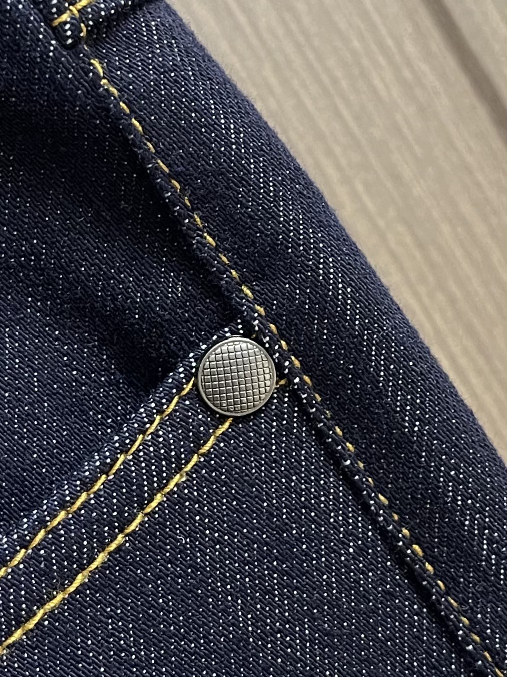 BV 早春新款男款小直筒牛仔裤 特殊天丝混纺面料牛仔长裤 高端时尚休闲牛仔裤 简约时尚的三维裁剪，后腰饰