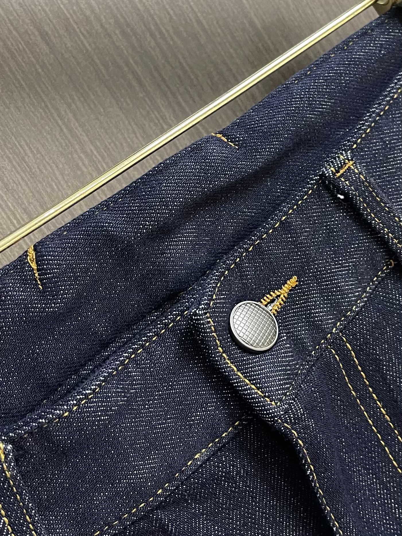 BV 早春新款男款小直筒牛仔裤 特殊天丝混纺面料牛仔长裤 高端时尚休闲牛仔裤 简约时尚的三维裁剪，后腰饰